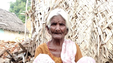 வாழைப்பழம் வியாபாரம் பார்க்கும் காமாட்சி பாட்டி