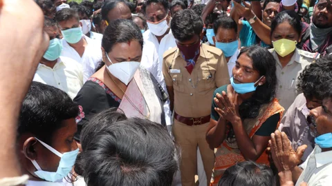 சிறுமி ஜெயஸ்ரீயின் பெற்றோருடன் பிரேமலதா