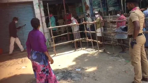 டாஸ்மாக் கடை முன்பு அந்தப் பெண்