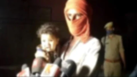 குழந்தையுடன் புலம்பெயர்ந்த தொழிலாளர்