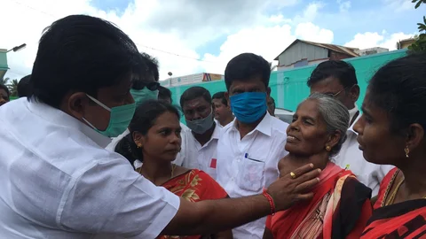 பெண்களை சமாதானம் செய்த மணிகண்டன்