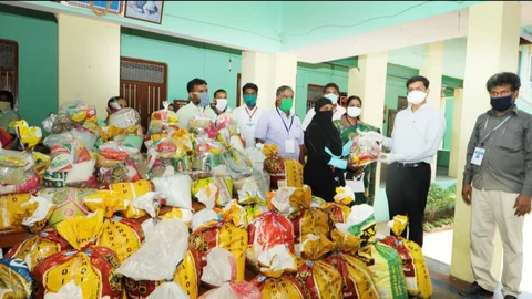 தஞ்சை ஆட்சியர் கோவிந்தராவ் உதவிப் பொருள்கள் வழங்குகிறார்