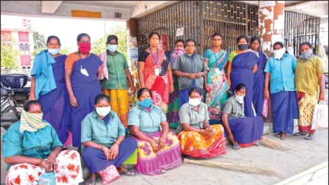 தூய்மைப் பணியாளர்கள்