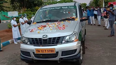 குணமடைந்தவர்கள் காரில் வீடுகளுக்கு அனுப்பிவைக்கப்பட்டனர்
