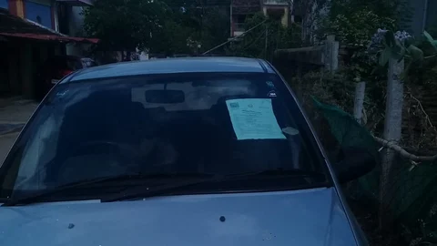 எமர்ஜென்சி பர்மிட் ஒட்டப்பட்ட கார்