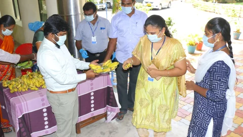 பணியாளர்களுக்கு வாழைப்பழம் வழங்கும் ஆணையர்