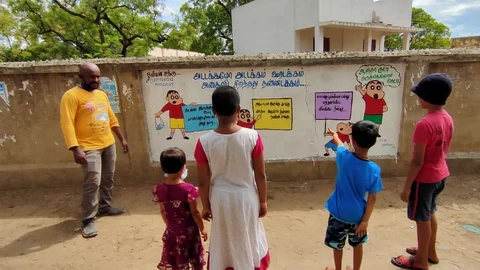 ஓவியத்தை ஆர்வமாக பார்க்கும் குழந்தைகள்
