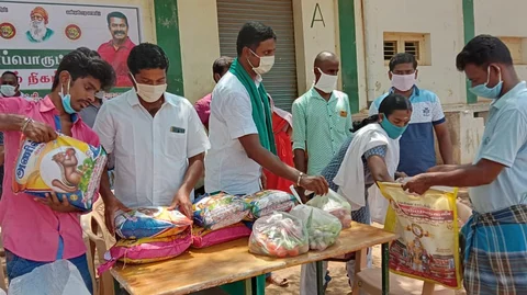 அகதிகள் முகாமில் உதவிகள் வழங்கும் நாம் தமிழர் கட்சியினர்