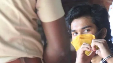 கைவிலங்குடன் ஹார்ட் சிம்பல் காட்டும் சுஜி