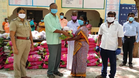 நிவாரணப் பொருள்களை வழங்கும் தலைமை ஆசிரியர் சீனி