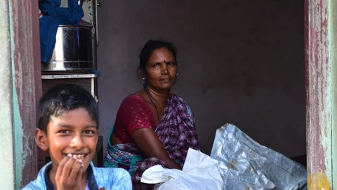 வேலை இழந்து தவித்த புலம் பெயர் தொழிலாளர்களுக்கு உதவிய விகடன்