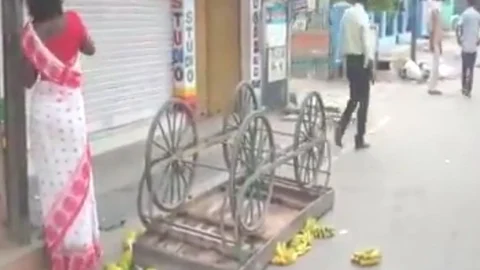 தள்ளுவண்டியைச் சாய்த்த நகராட்சி கமிஷனர்
