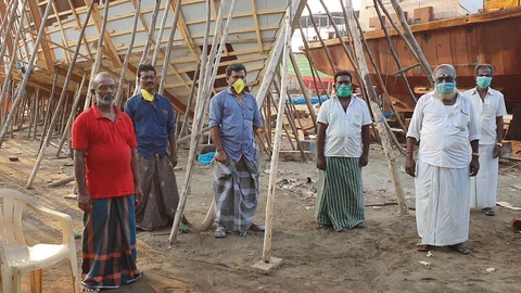 படகு கட்டும் தொழிலாளர்கள்