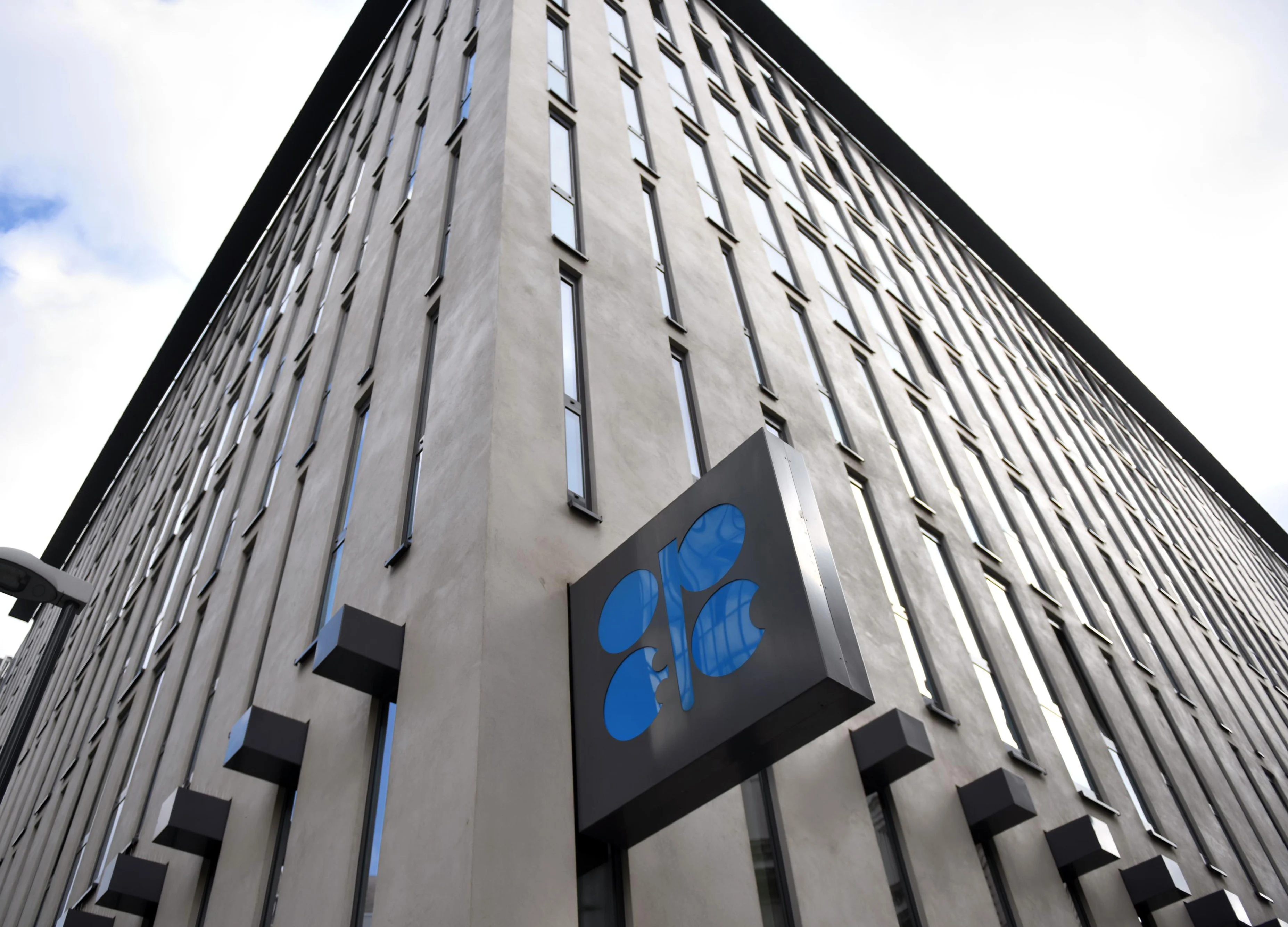 Saudis Offer Carrot and Stick to Get OPEC to Defend Oil Prices