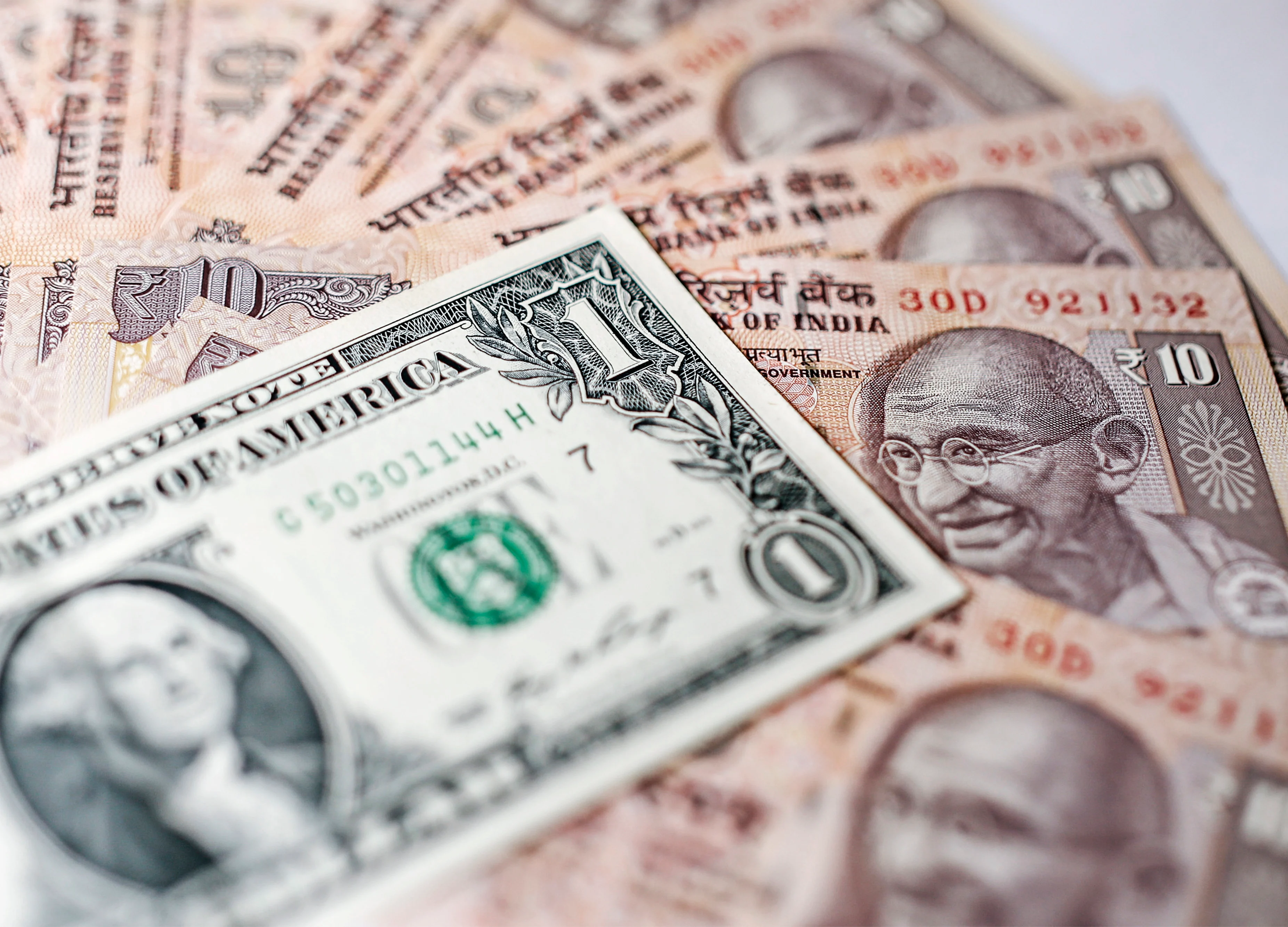 India’s Reserves Plunge Most in 8 Years as RBI Defends Rupee