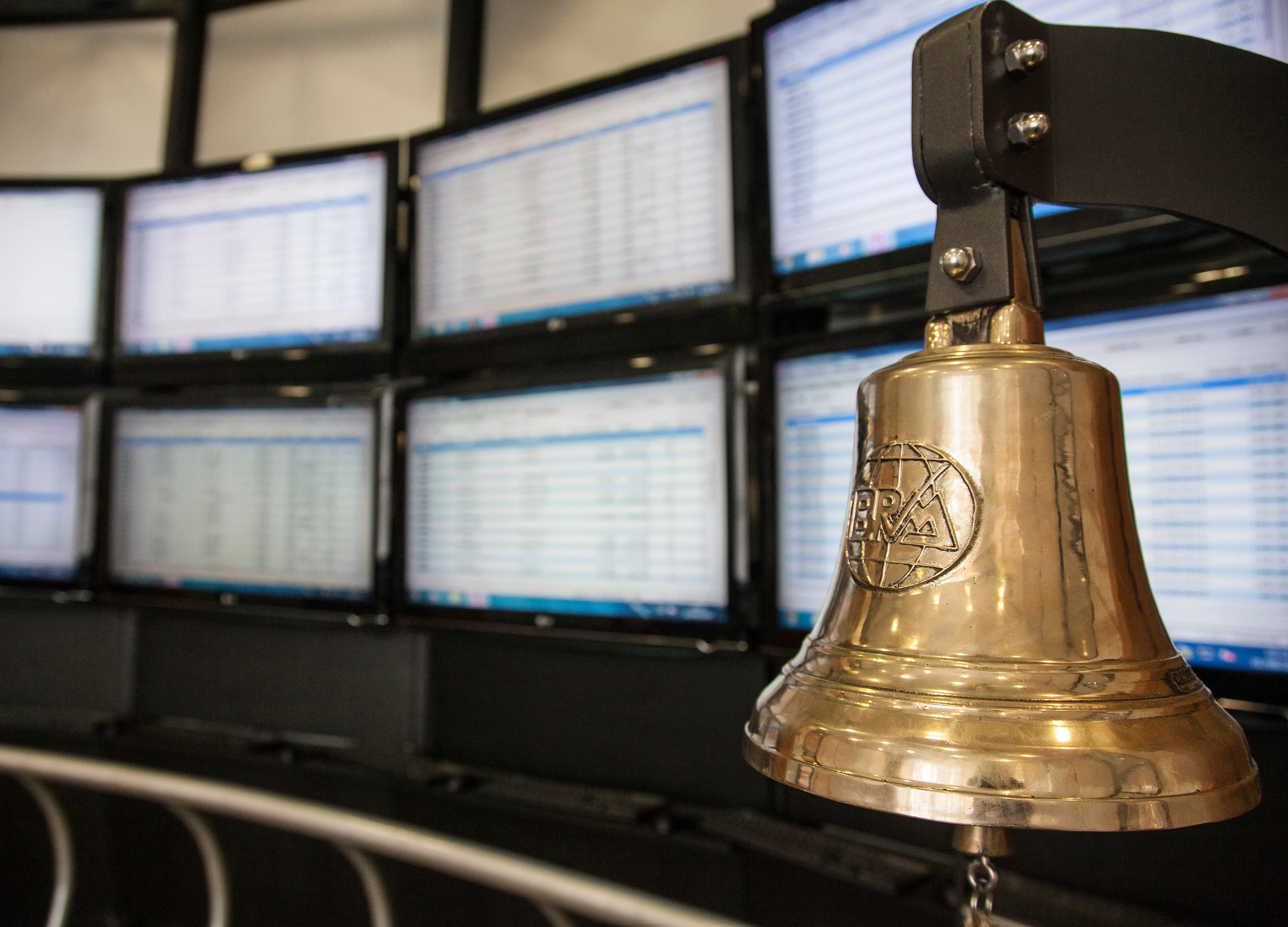 U.S. Stocks Rise as Tech Rebounds, Dollar Slides: Markets Wrap