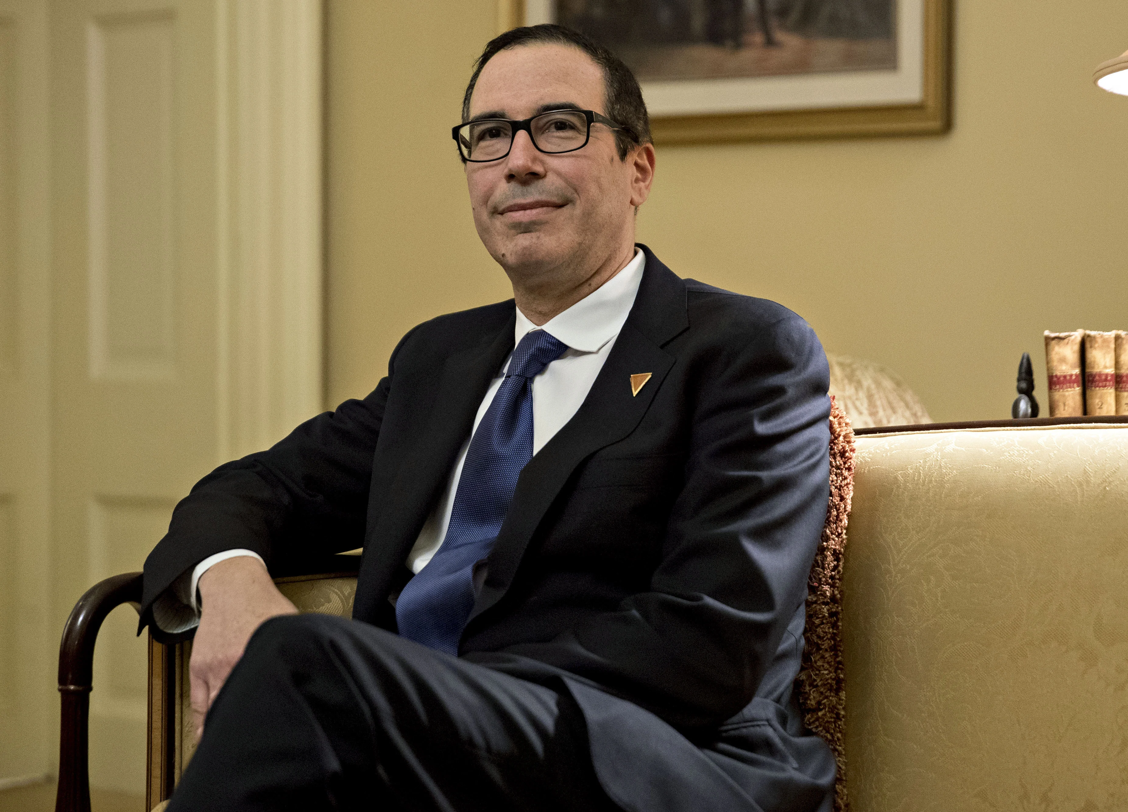 Trump to Keep Mnuchin, Ross in Cabinet Posts for Now, Sources Say