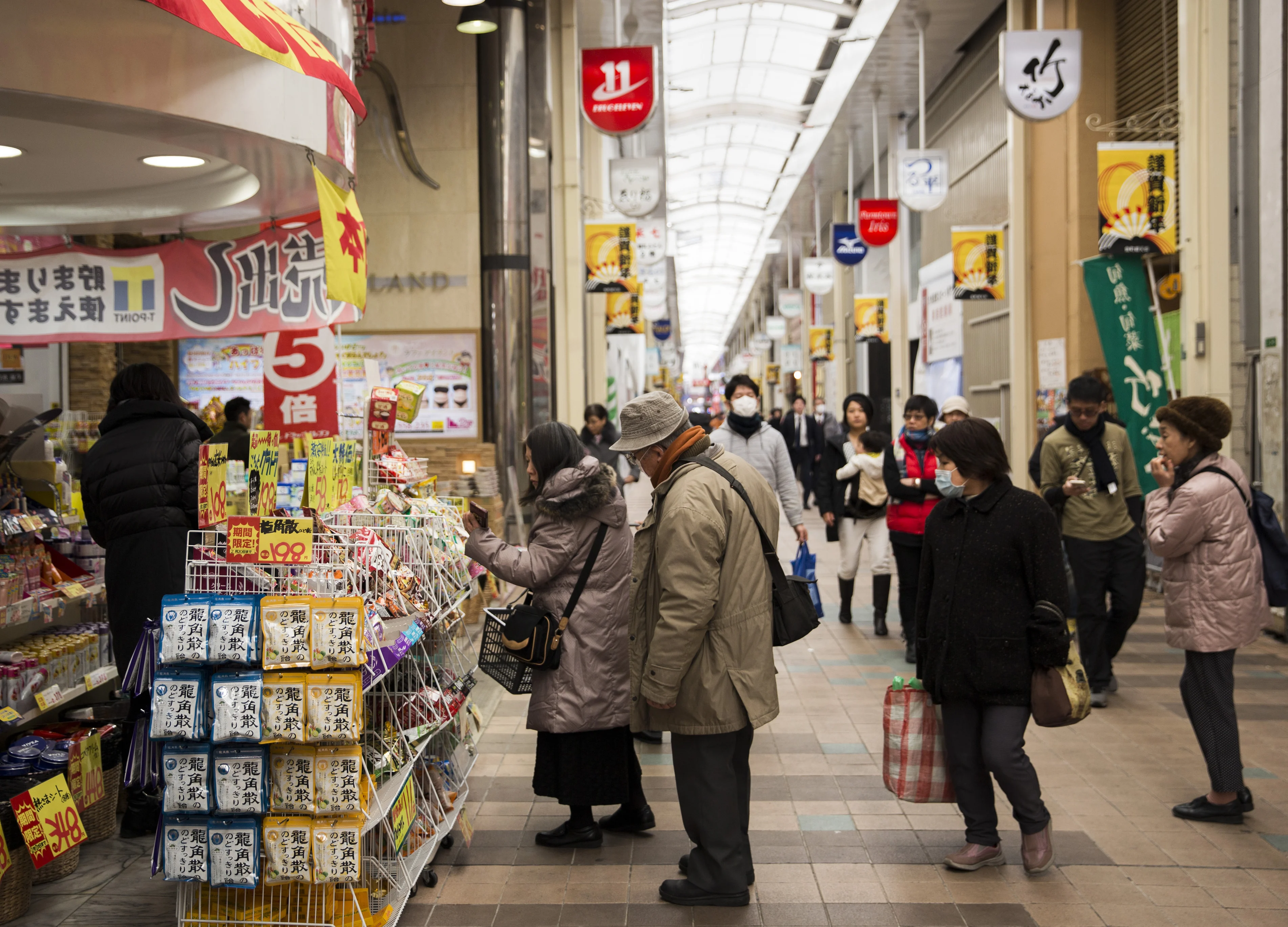 Japanese Consumers Help Prop Up Economy During Export Slump
