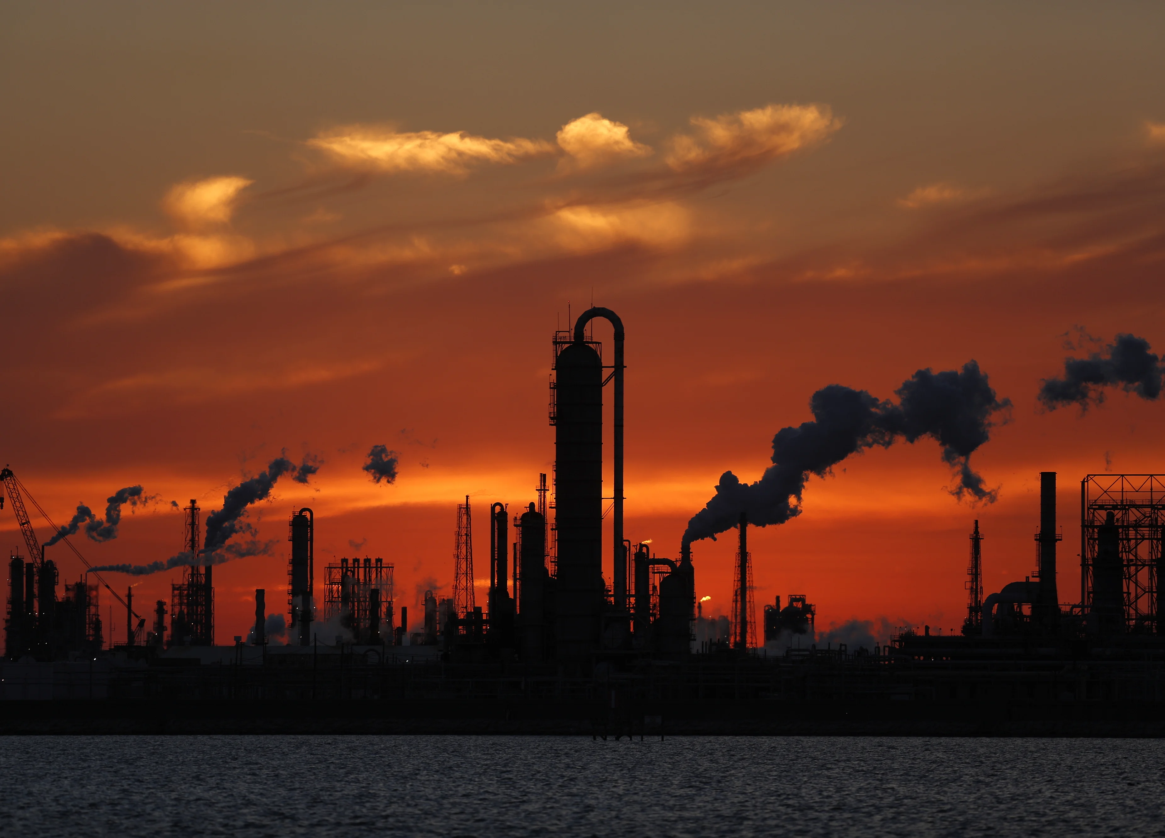 U.S. Oil Output Tops 12 Million Barrels a Day for First Time