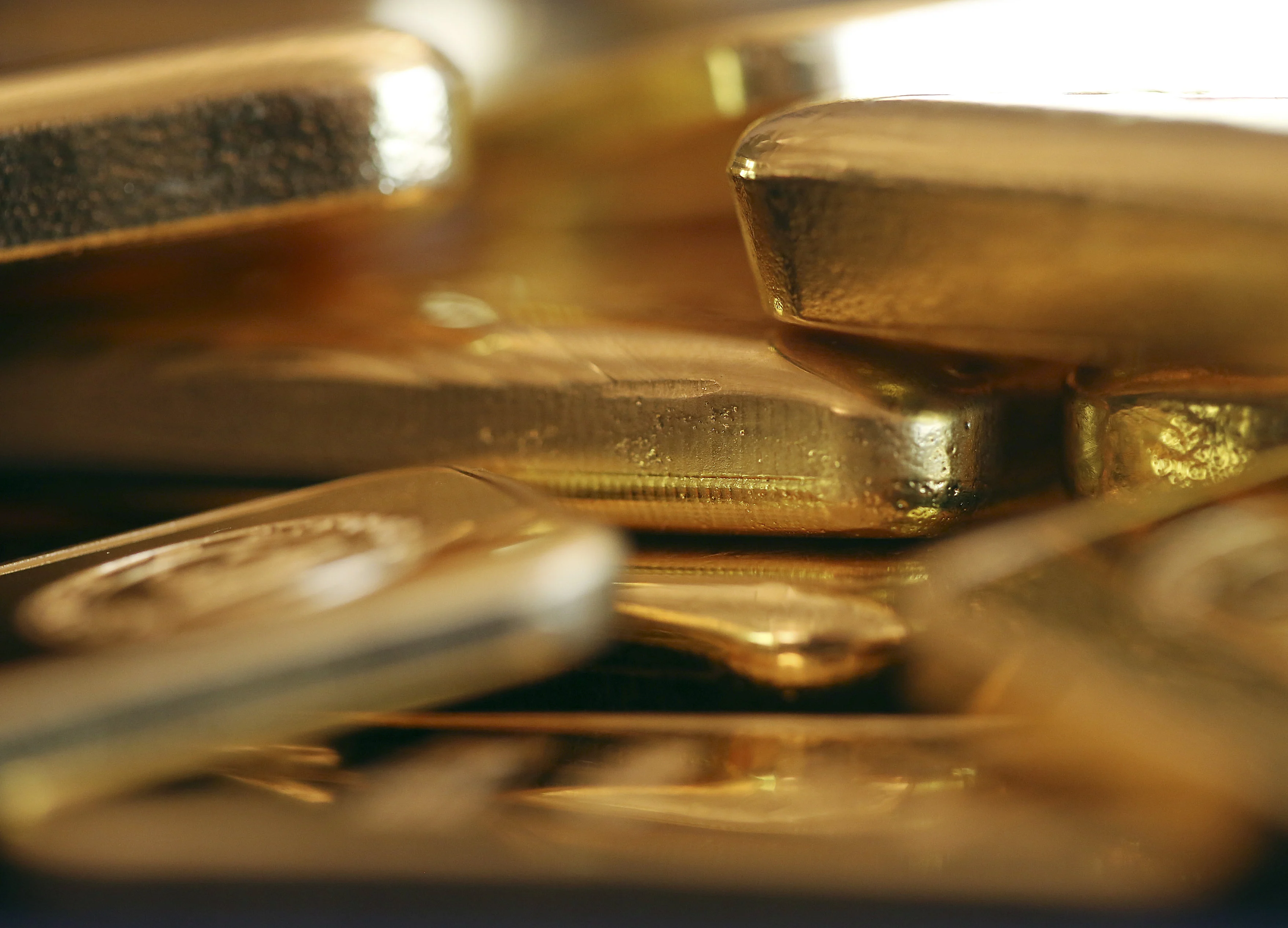 Gold Tops $1,500 as Investors Seek Shelter From Gathering Storm