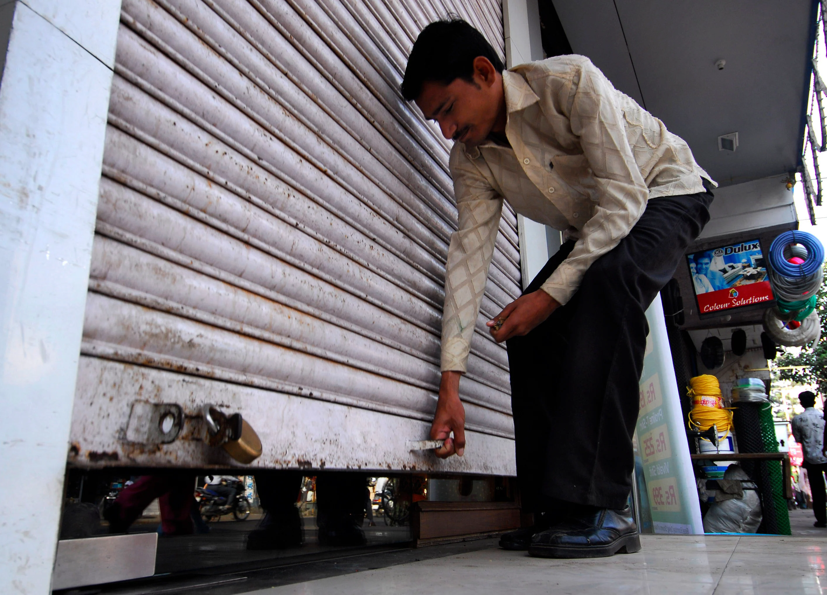 Spreading Virus Prompts Steep Cuts In India Growth Forecasts