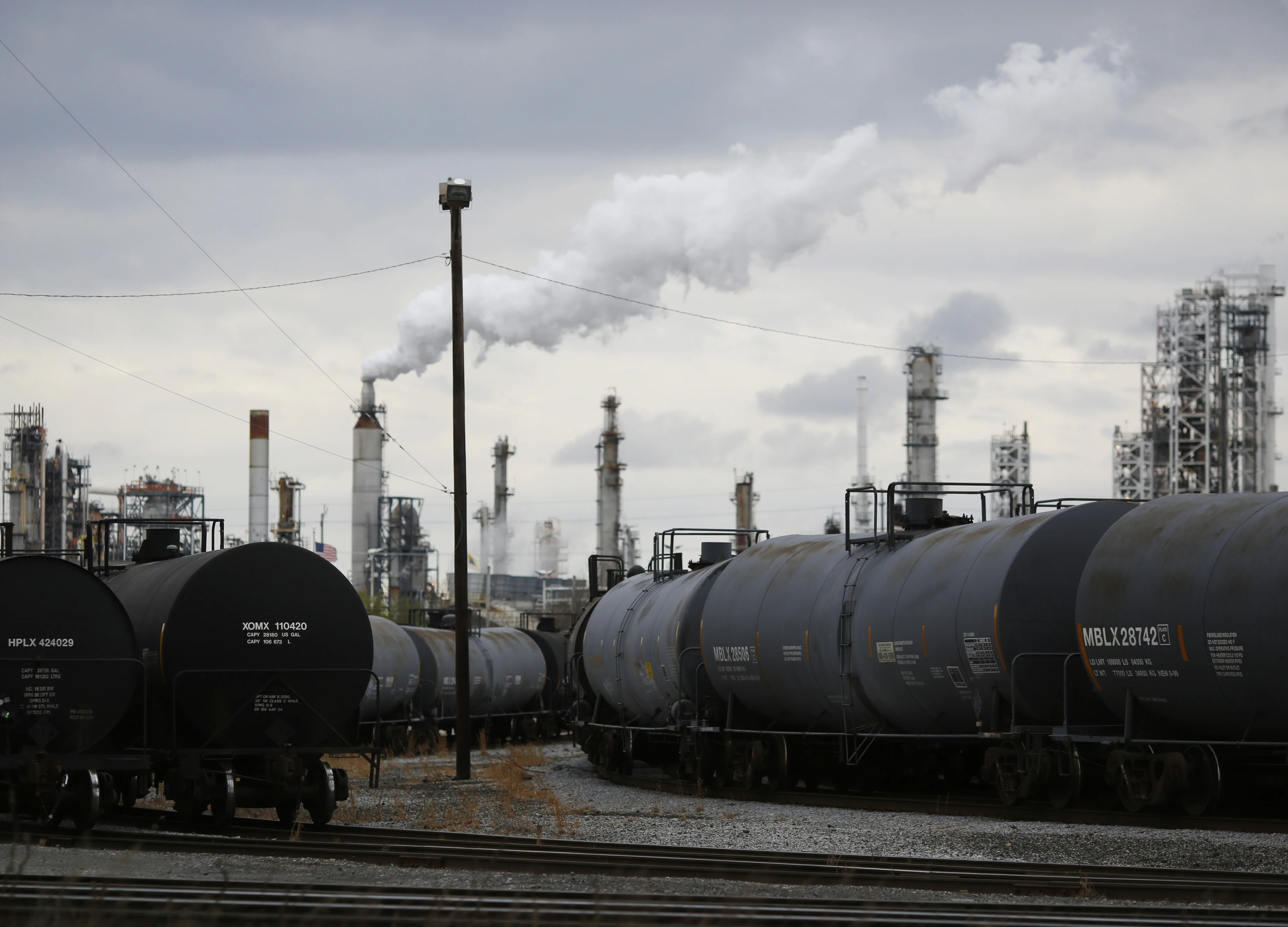 Oil Ekes Out a Gain as OPEC, Allies Gear Up for Key Convocation