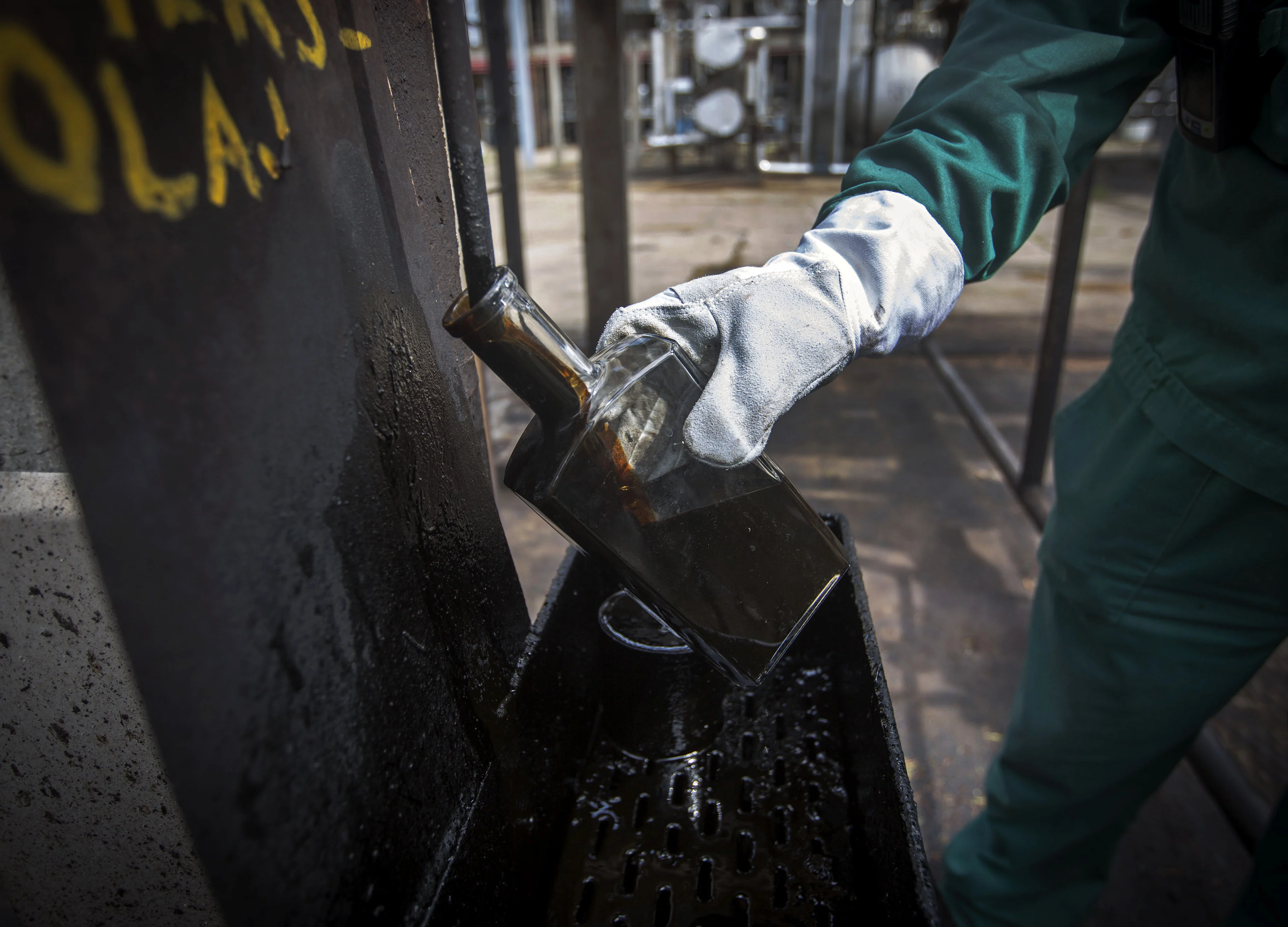 Oil Rebounds From Seven-Month Low as Saudis Signal Export Curbs