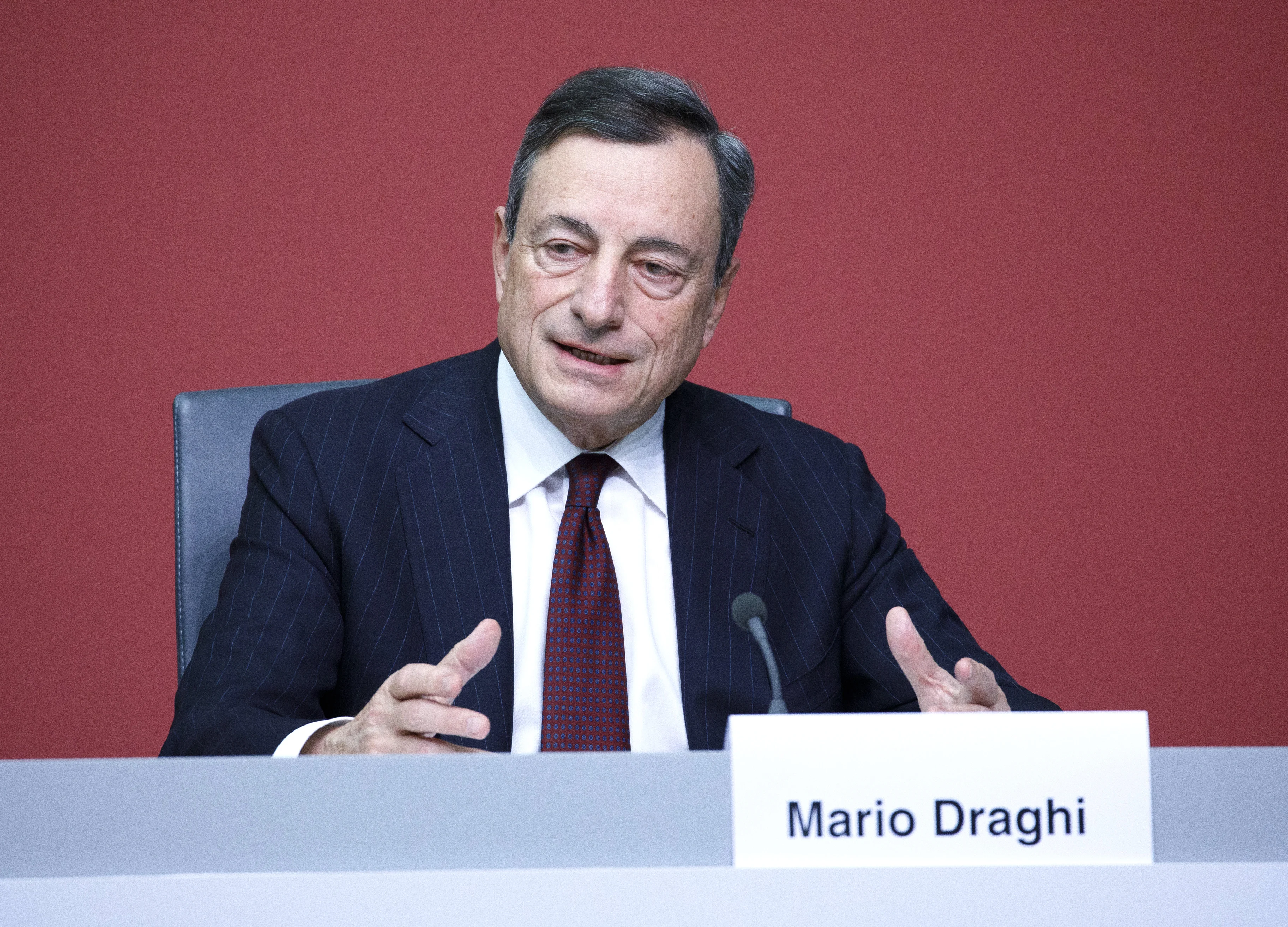 Draghi Says Stimulus Withdrawal on Track Despite Growth Wobble