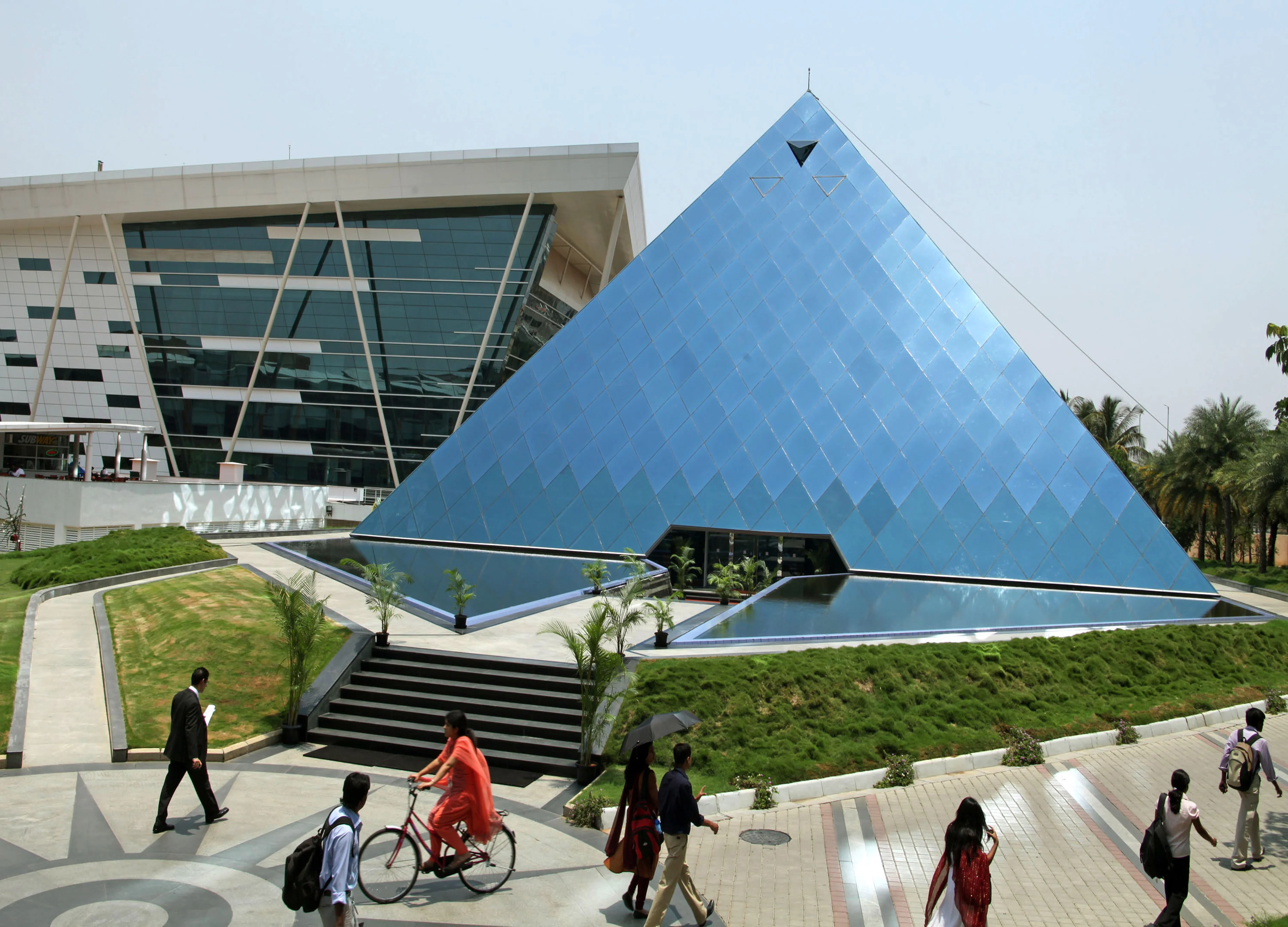Infosys Gains As Analysts Cheer $2-Billion Contract Wins