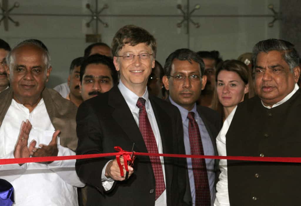 Alliance partners HD Deve Gowda of the JD(S), and Karnataka Chief Minister Dharam Singh of the Congress, with Bill Gates, then chairman of Microsoft in Bangalore, India on December 9, 2005. (Photographer: Namas Bhojani/Bloomberg News)