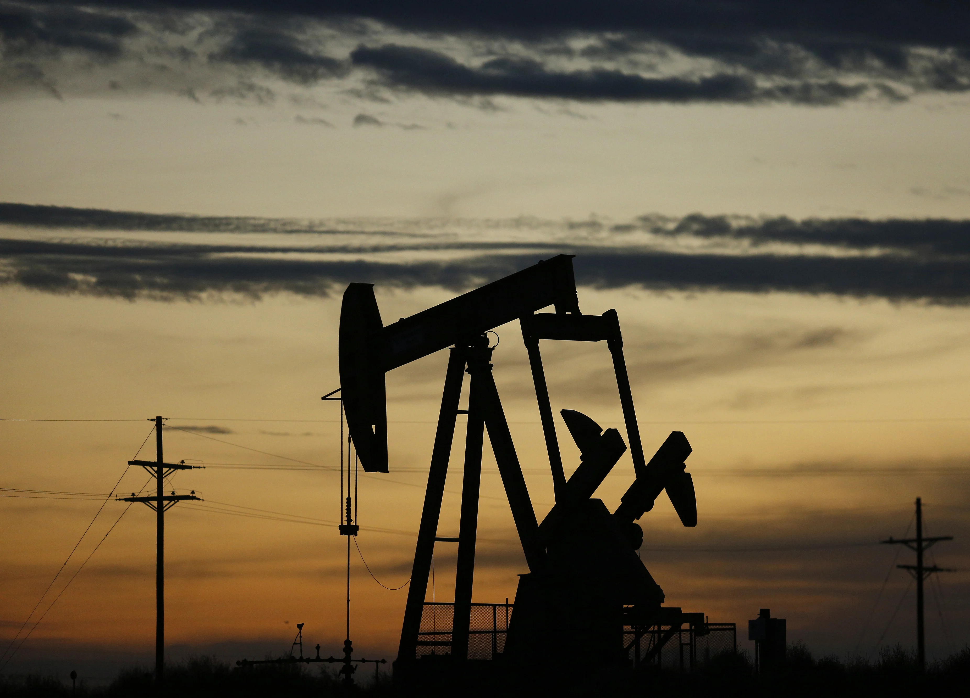 U.S. Boosts Oil-Output Forecast While Industry Warns of Slowdown