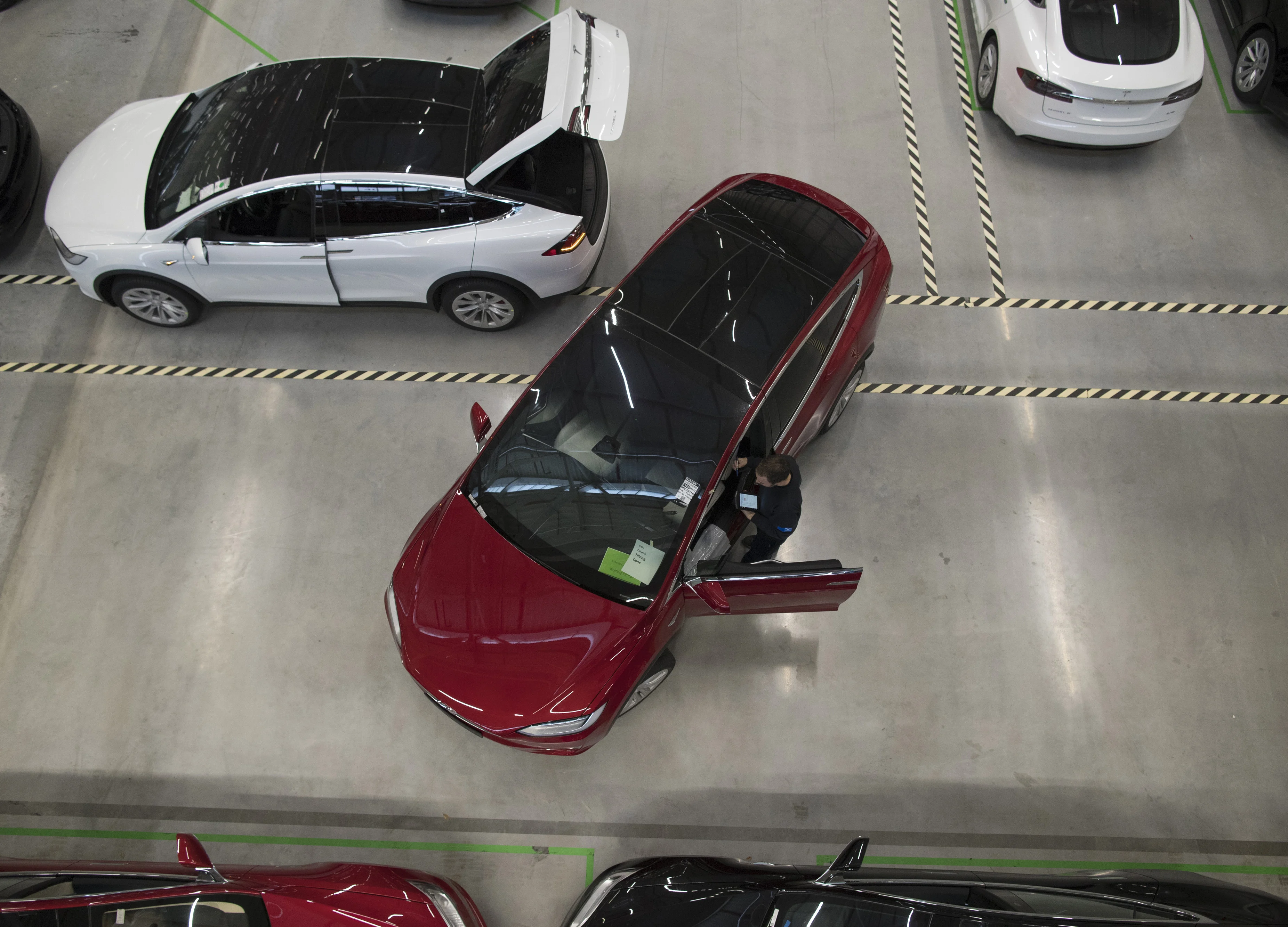 Tesla Sinks on Report That Suppliers Were Asked to Return Cash