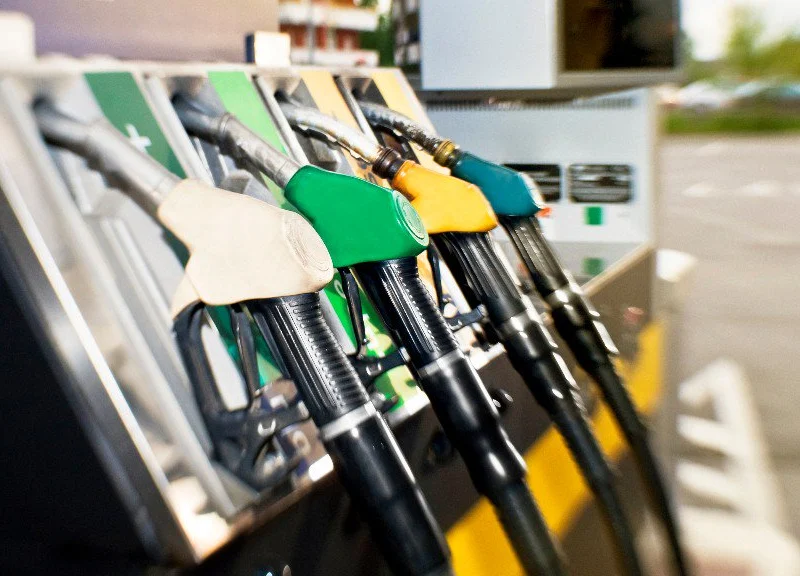 Oil Dips as U.S. Stockpiles Offset Prospect of Deeper OPEC Cuts