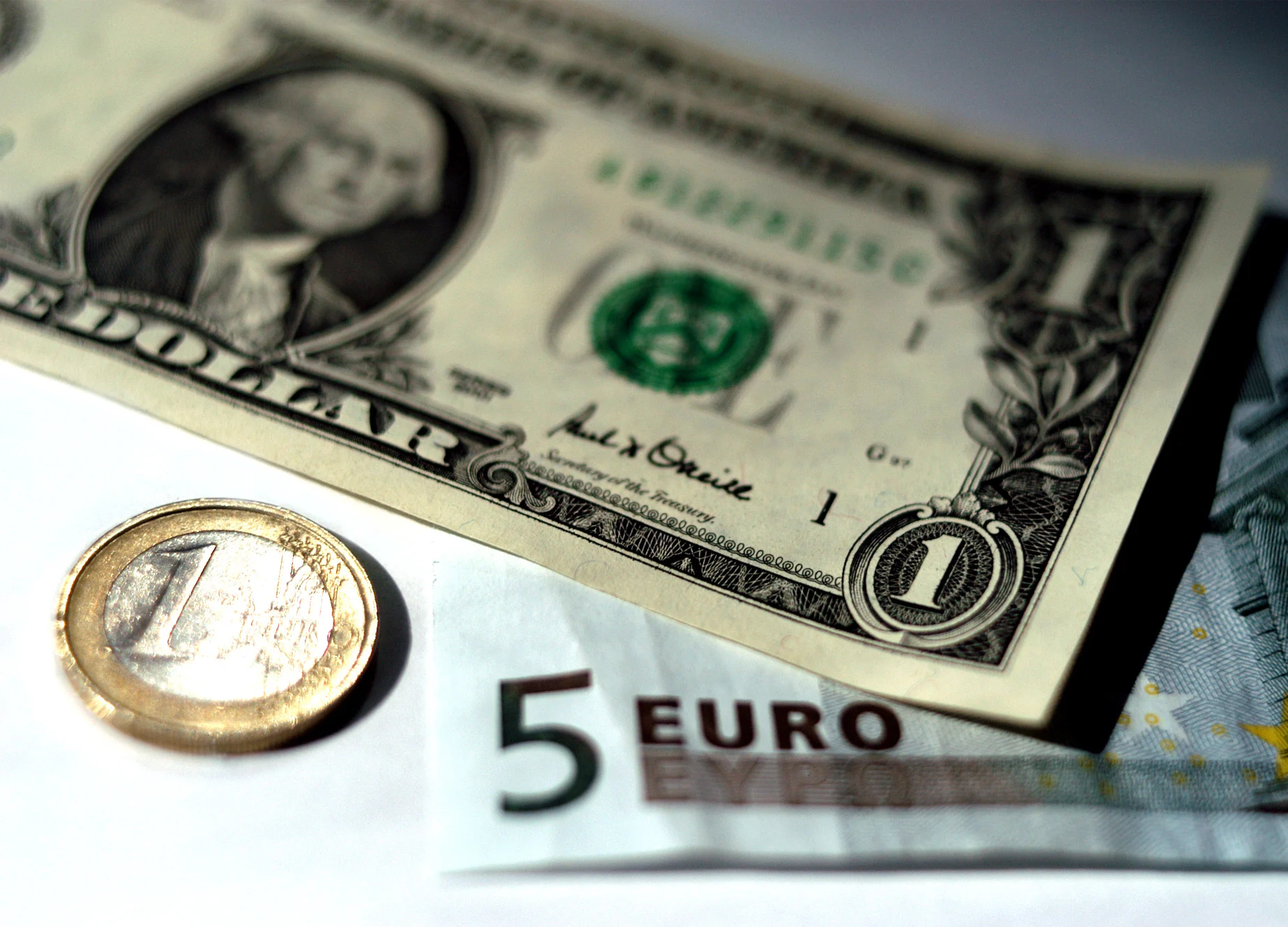 Dollar Climbs to One-Year High as Europe’s Currencies Crushed