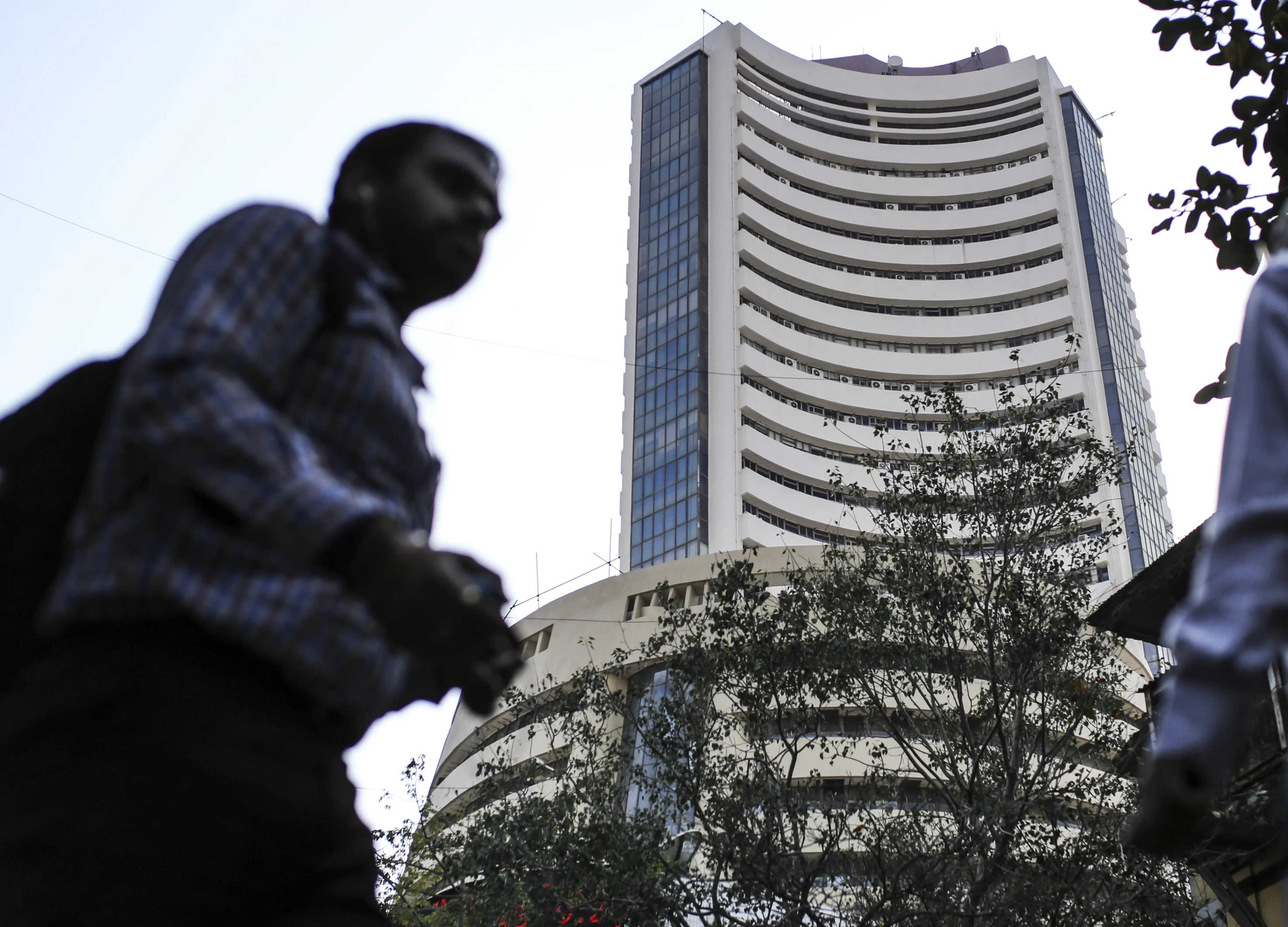 RBI’s Unprecedented Rate Cut Fails To Lift Sensex, Nifty