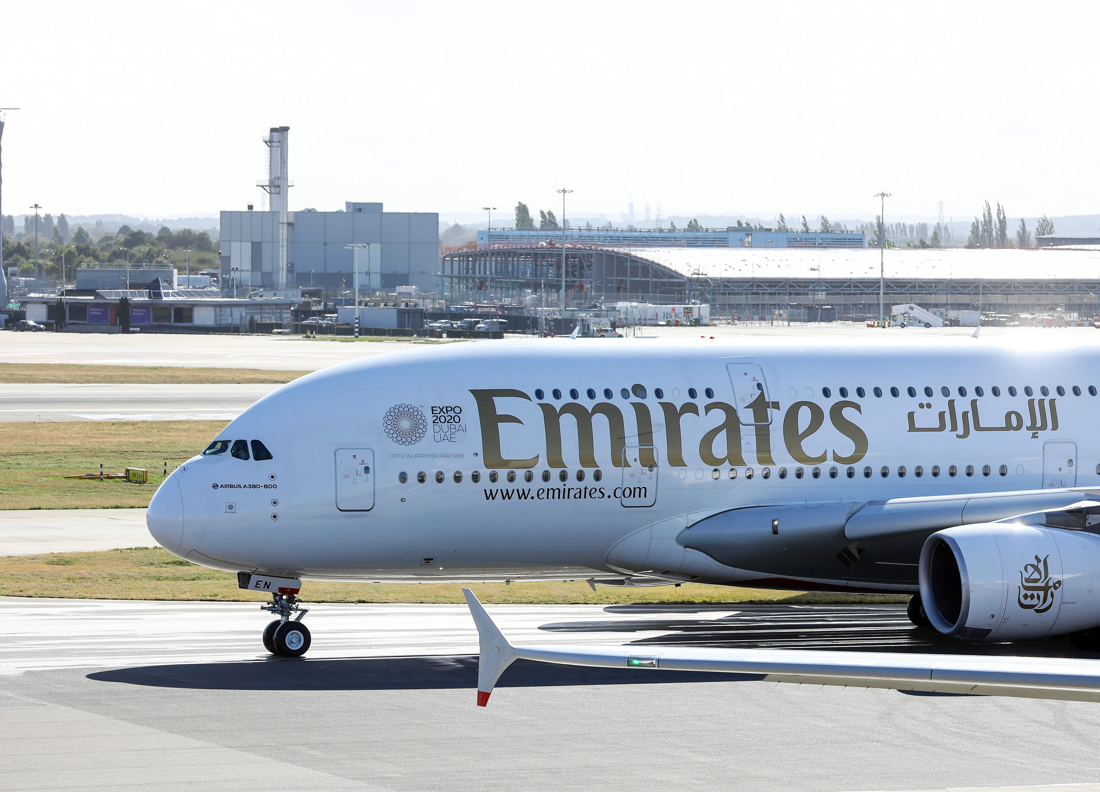 Emirates Offers Leave to Staff as Virus Saps Demand for Travel
