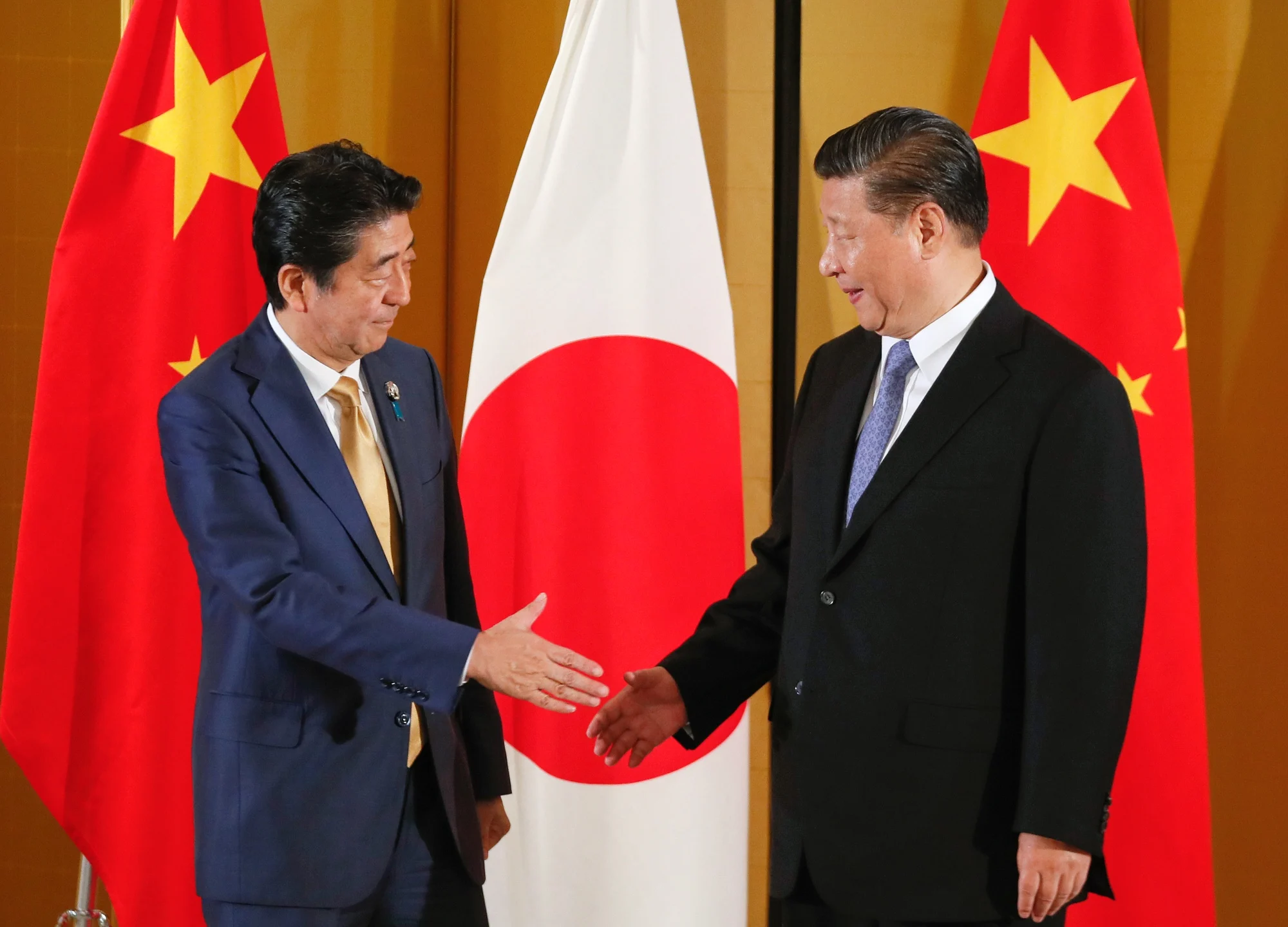 Abe Hails China Ties, Raises Tough Issues as Xi Visits Japan