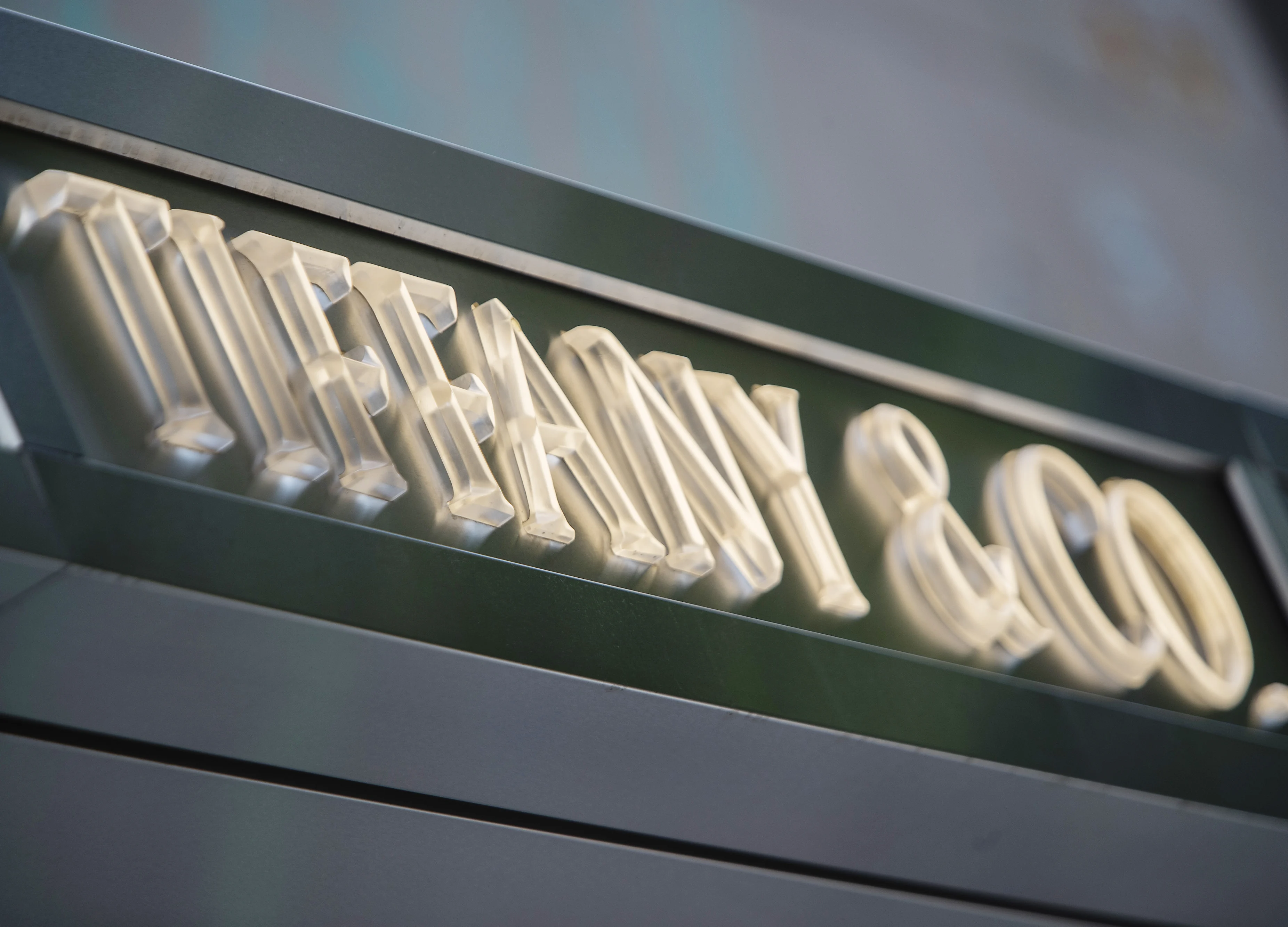 LVMH Sweetens Tiffany Bid to $16 Billion as Deal Nears