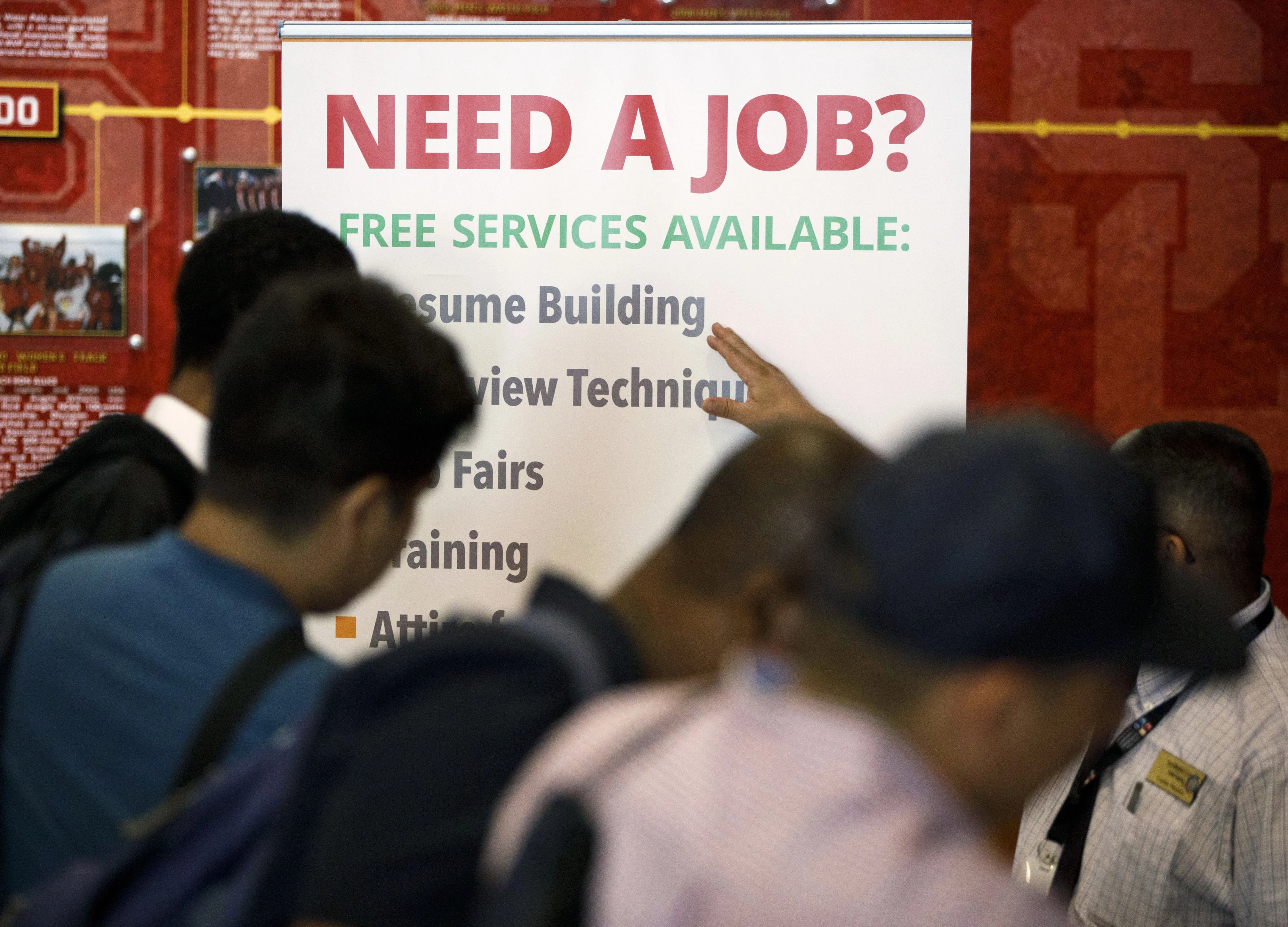 U.S. Jobless Claims Decrease More Than Estimated to 211,000