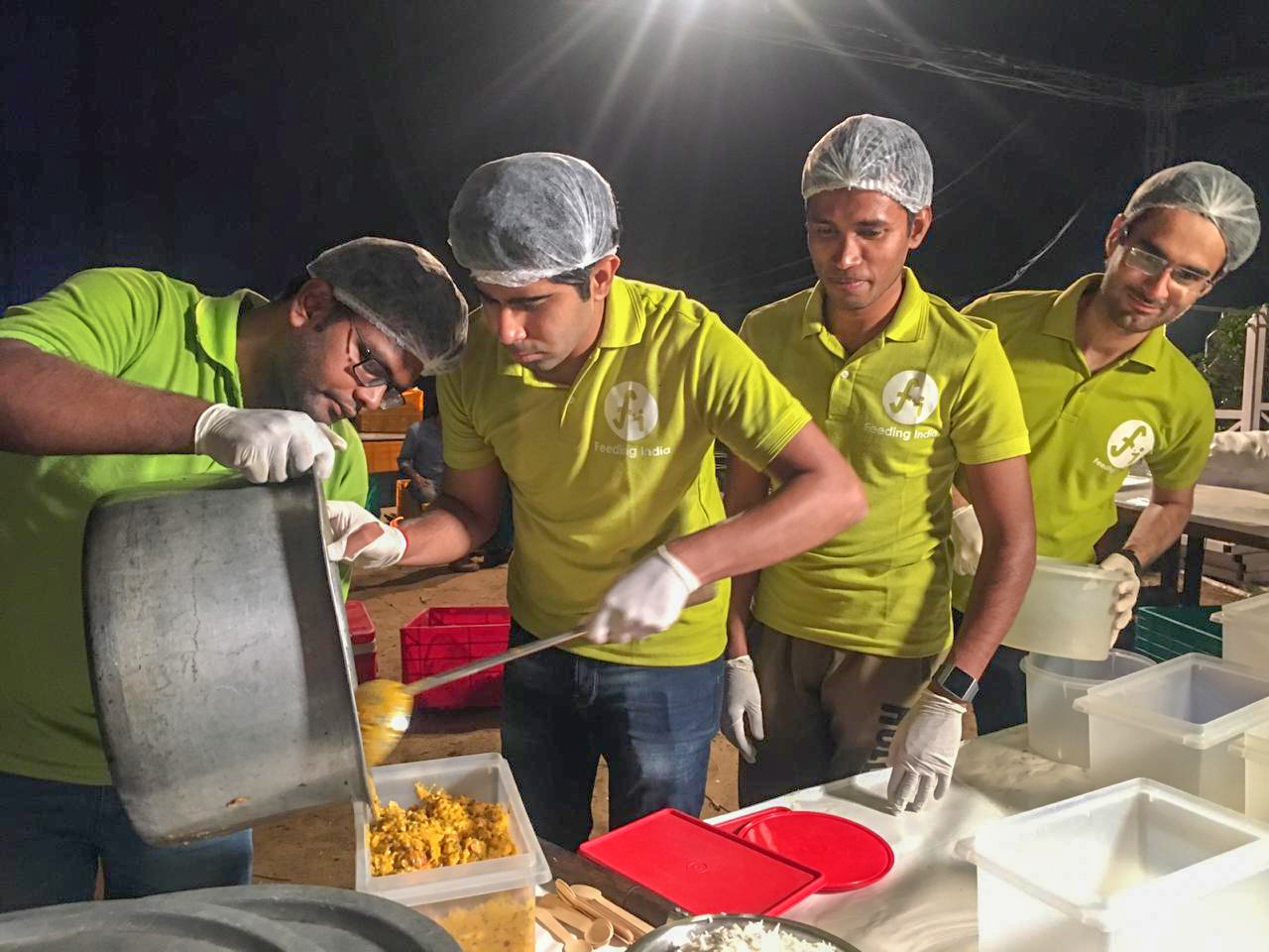 Volunteering for Feeding India (Photo: Feeding India)