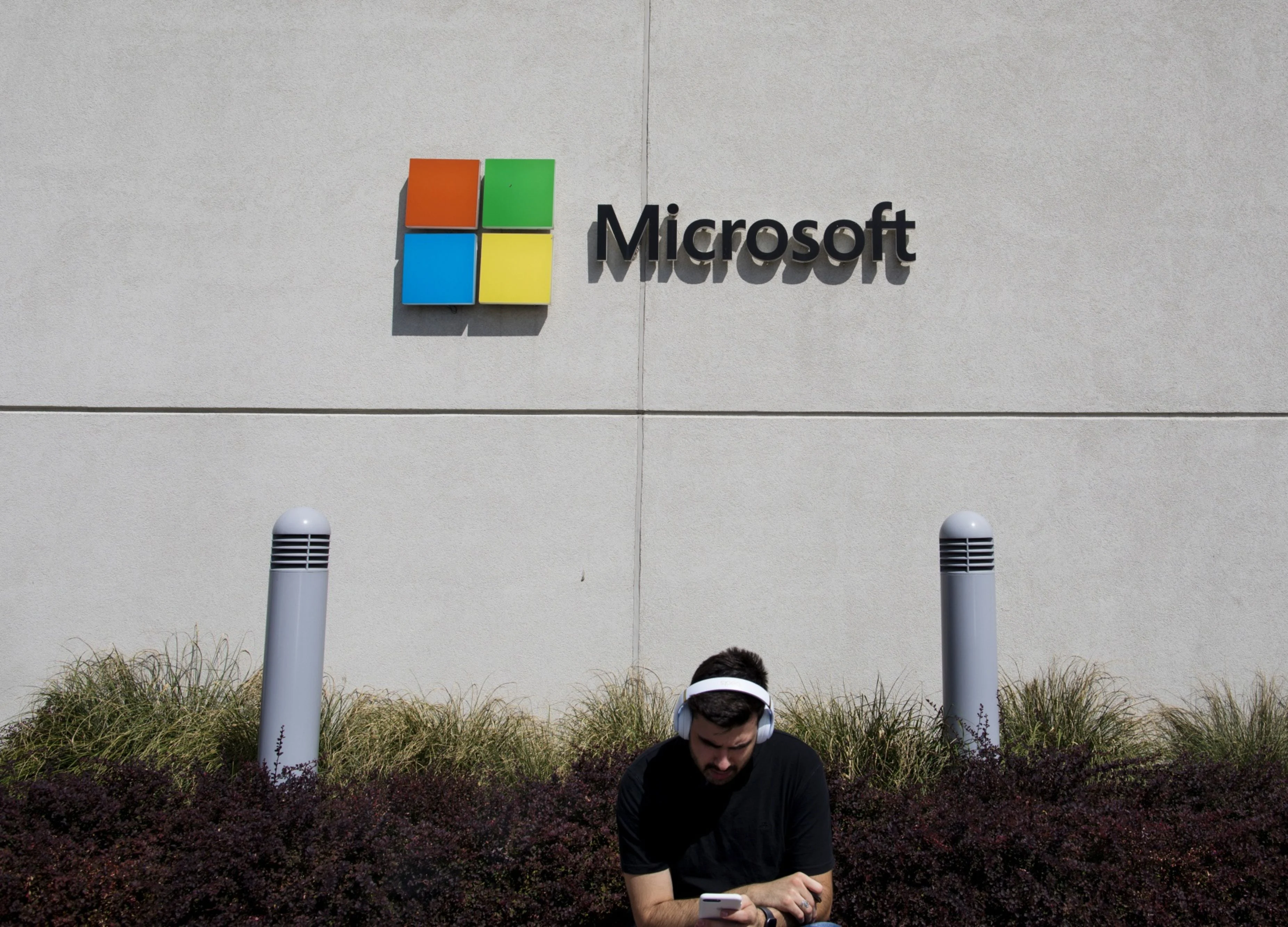 Microsoft at Record High on Controversial Pentagon Contract