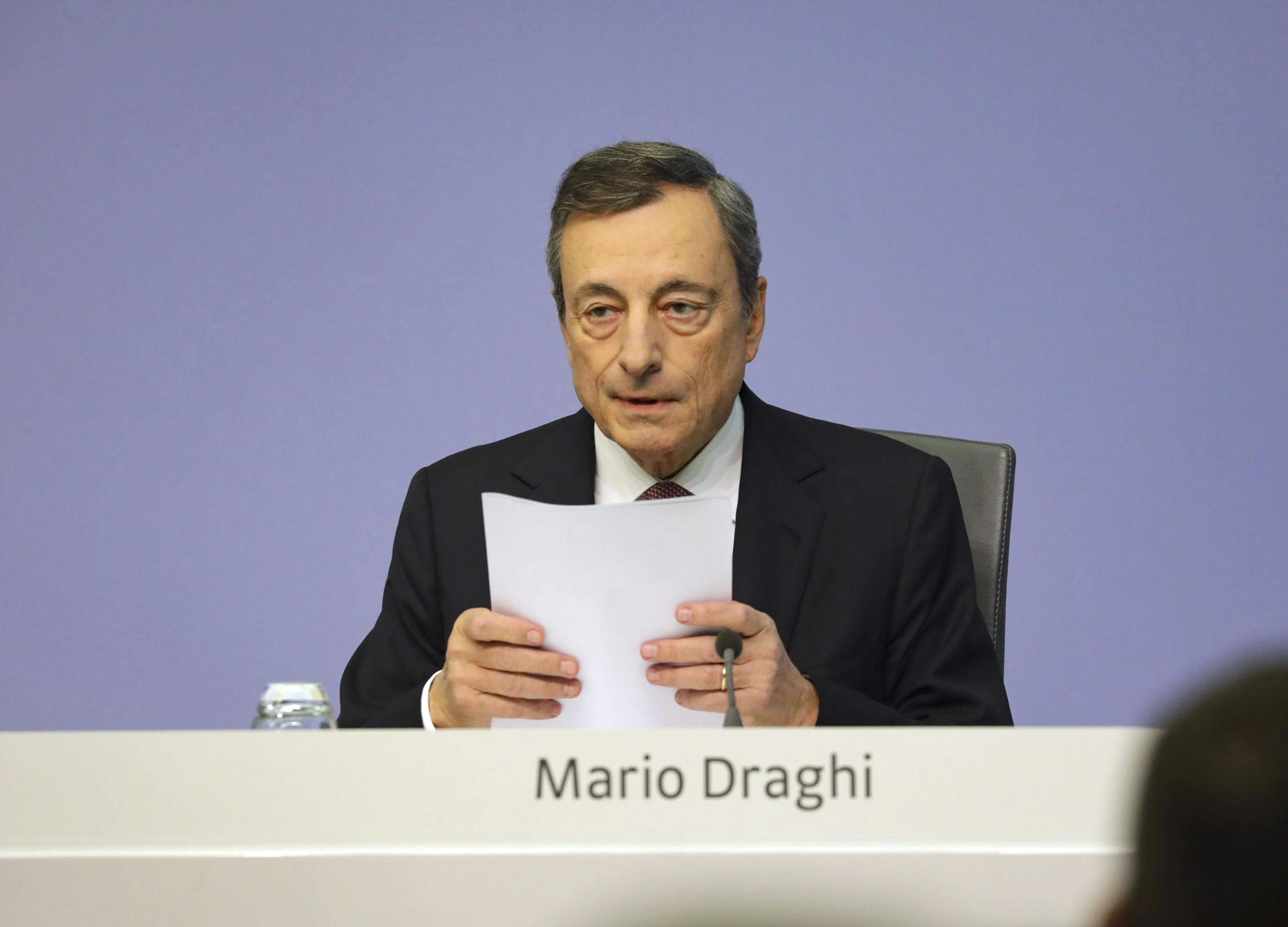 Draghi Keeps ECB Stimulus in Last Act as Economy Stains Legacy