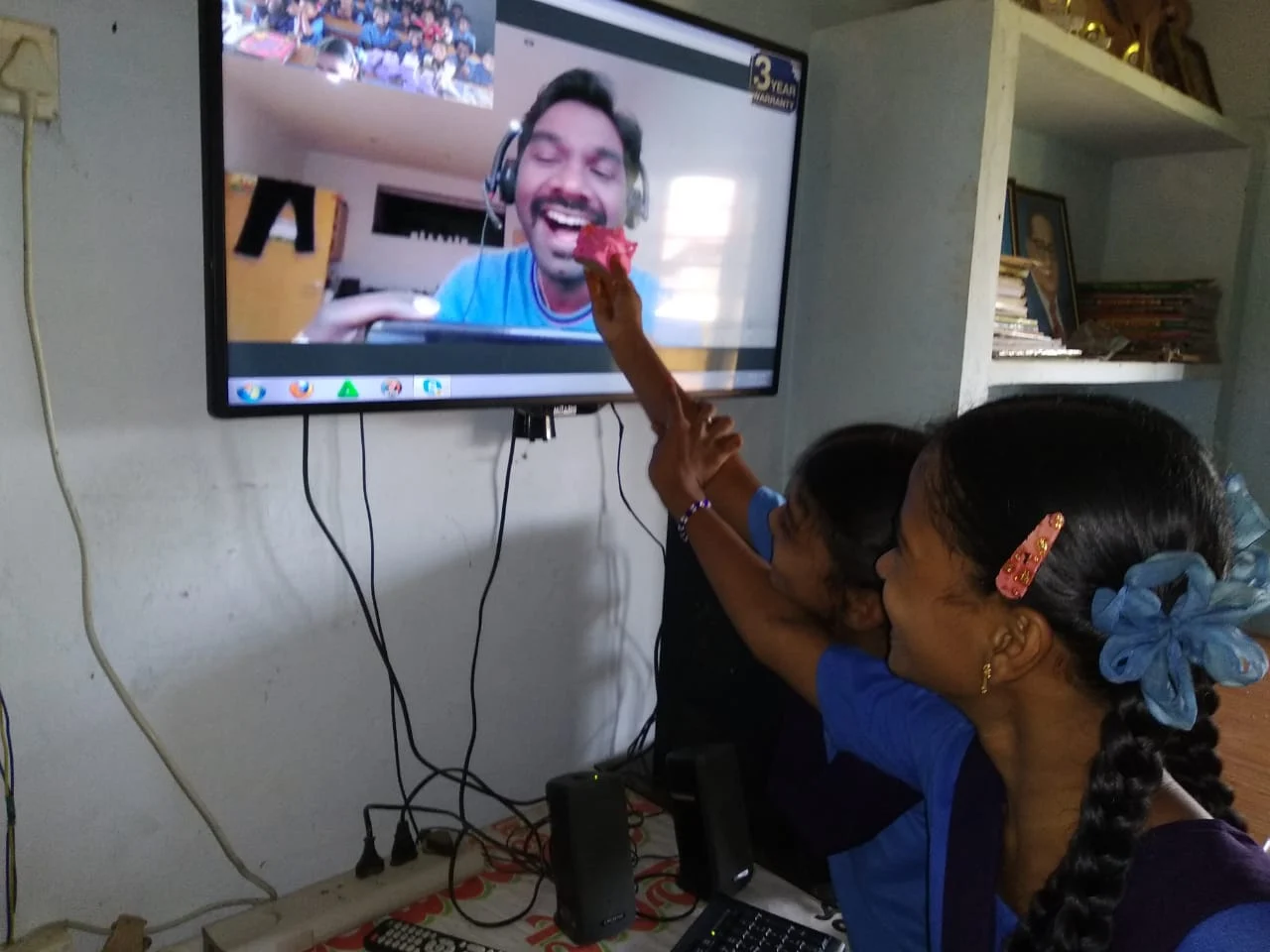 Birthday celebrations at an eVidyaloka centre. (Image courtesy: eVidyaloka)