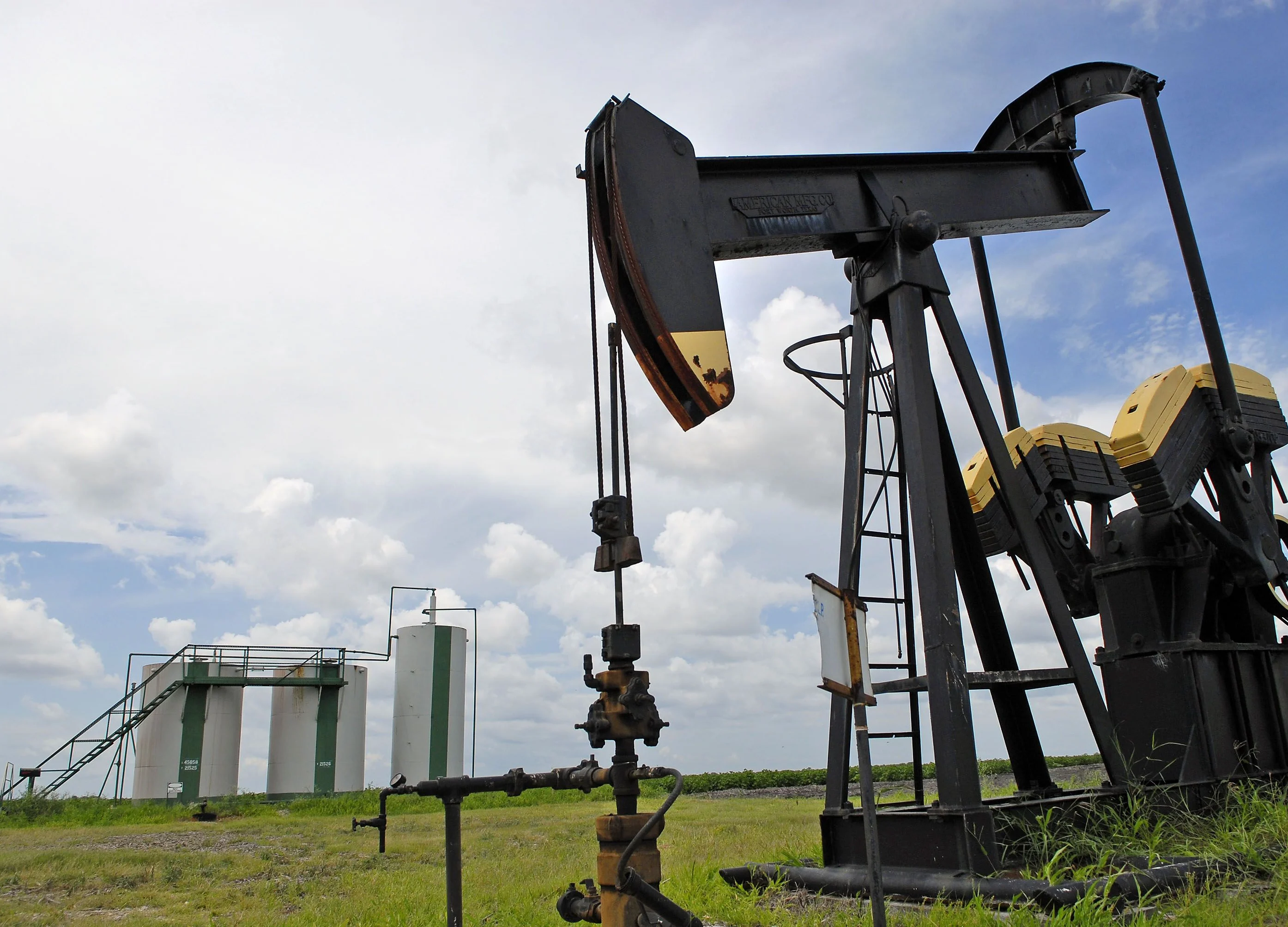 Oil Rises as Prospects for Deeper OPEC Cuts Take Center Stage