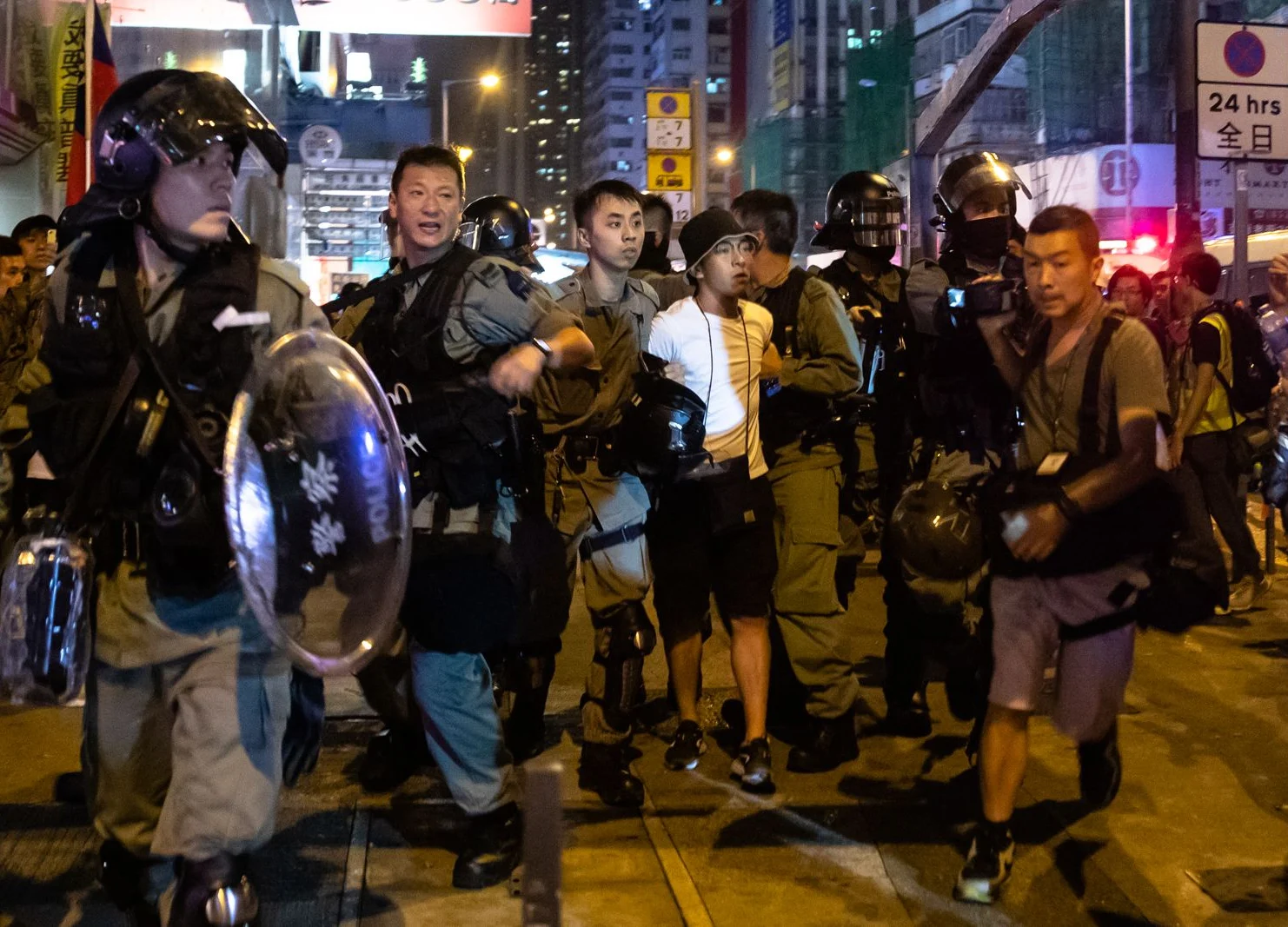 Hong Kong Under ‘De Facto Curfew’ as Subway Stations Shut Early