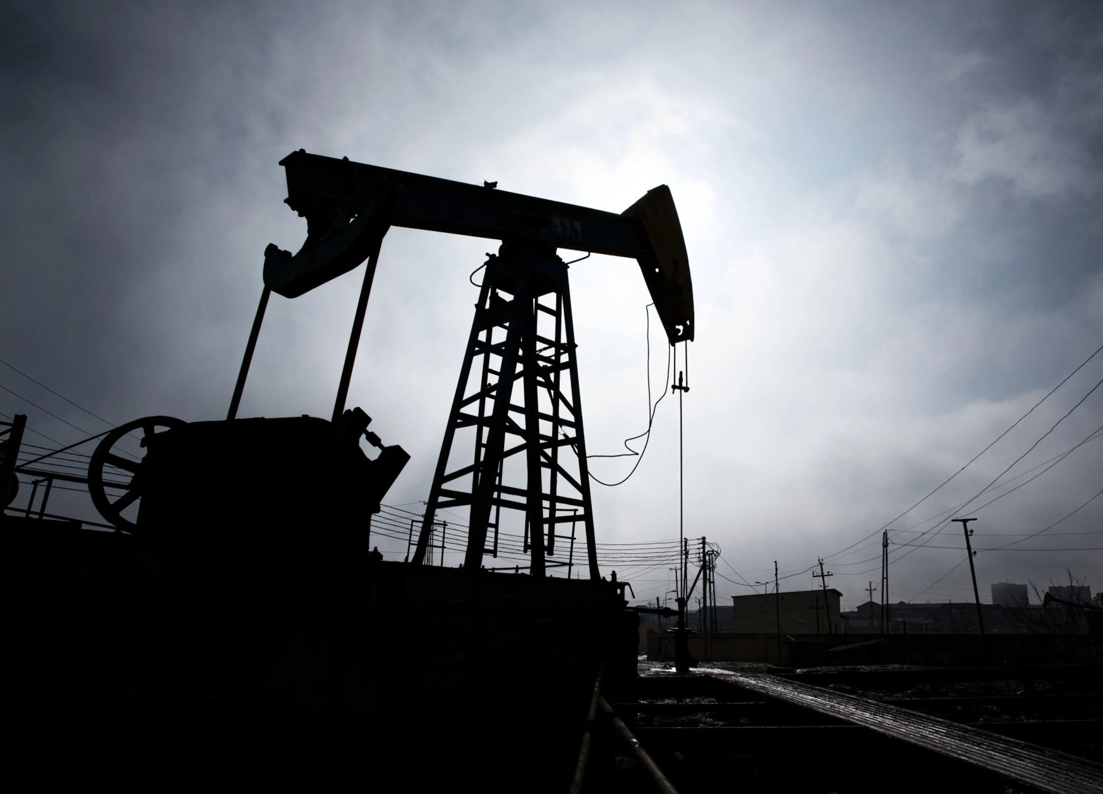World ‘Awash’ in Oil as U.S. Sees Its Shale Boom Barreling Ahead