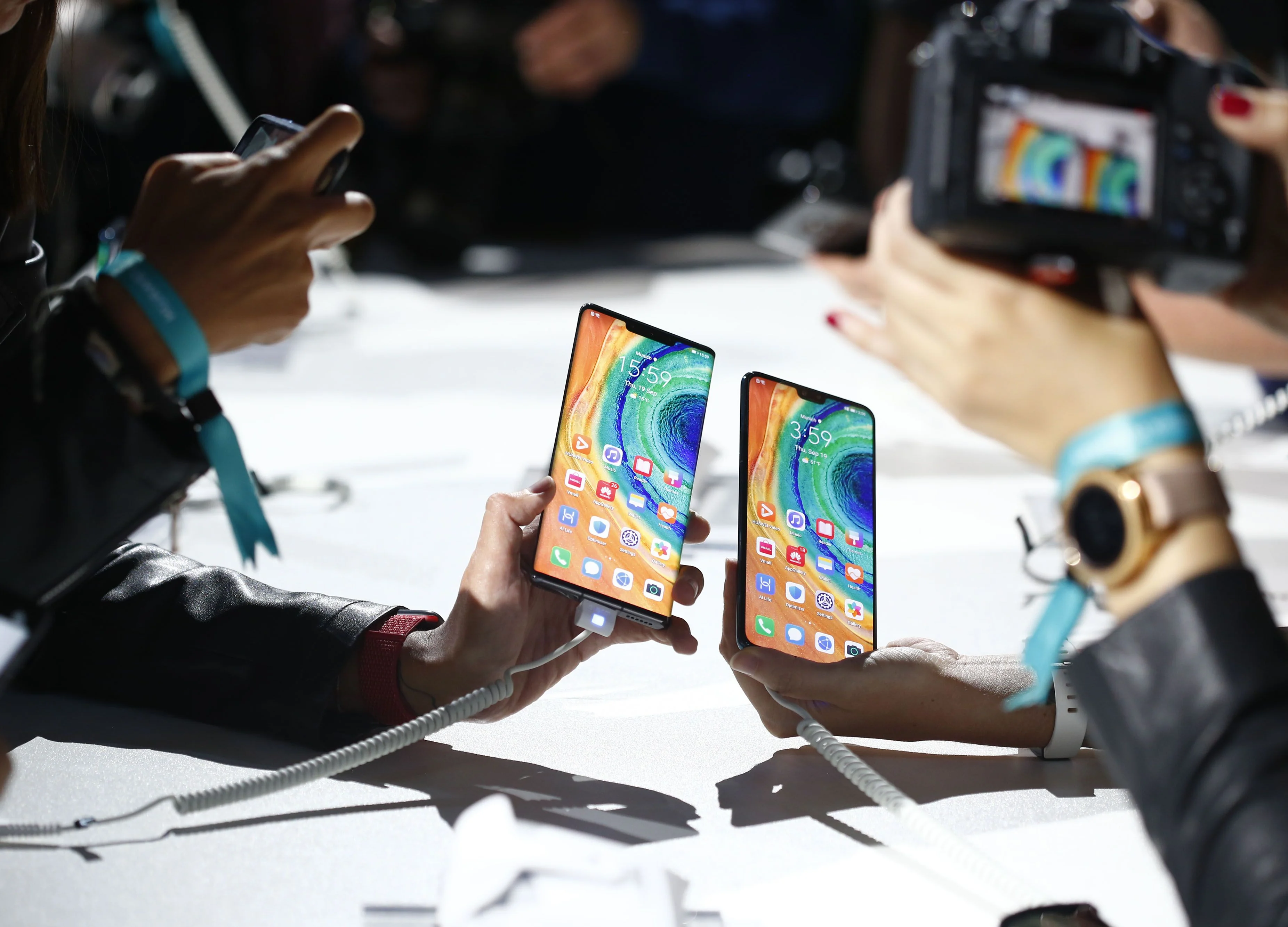Huawei Defies U.S. Ban With Strong Growth in Smartphone Sales