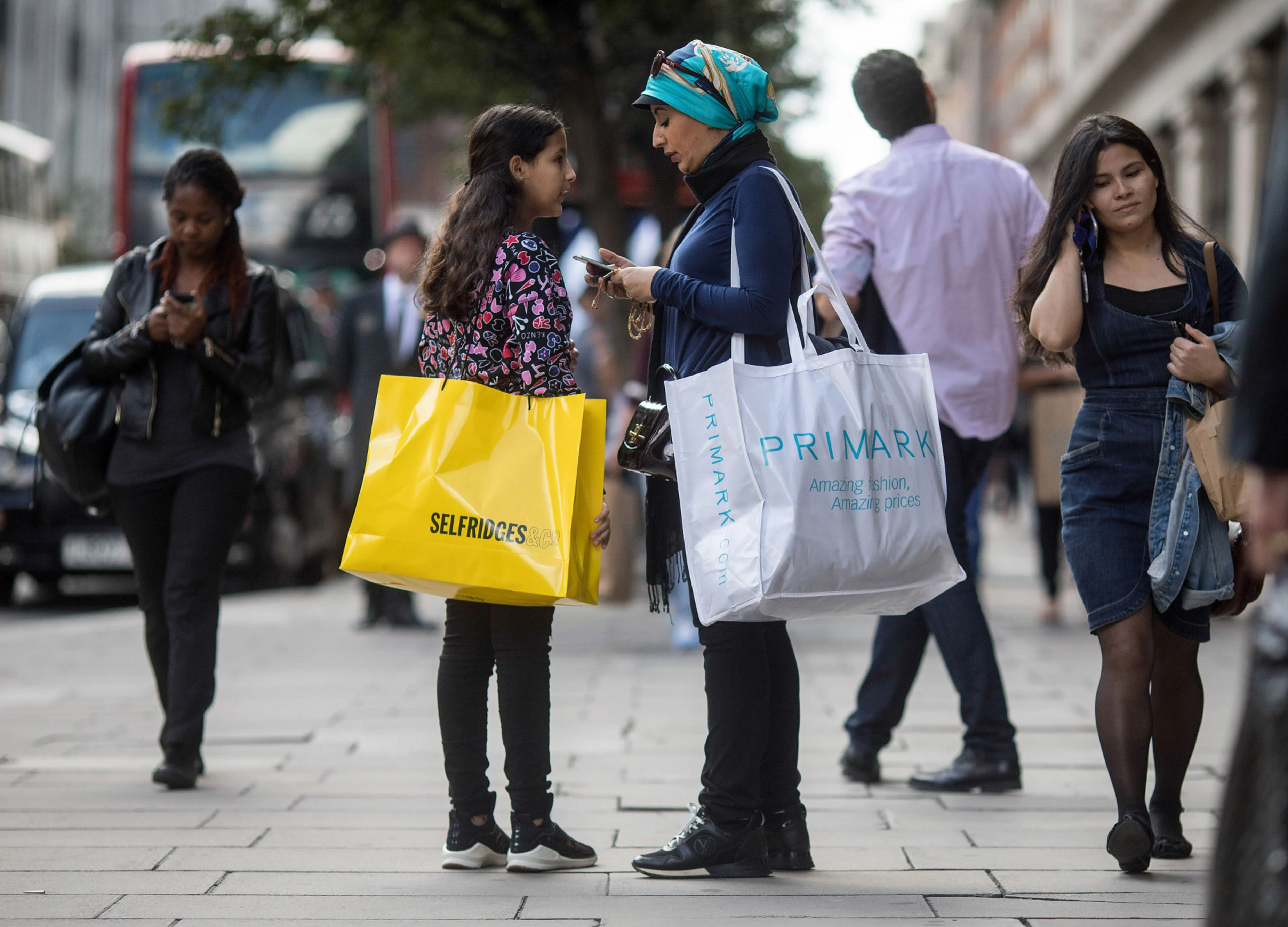 U.K. Shoppers to Shrug Off Retail Blues in Festive Spree: Survey
