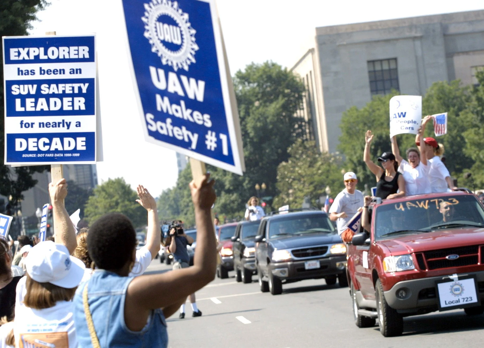 Ford Workers Embracing New Union Contract as Deadline Nears