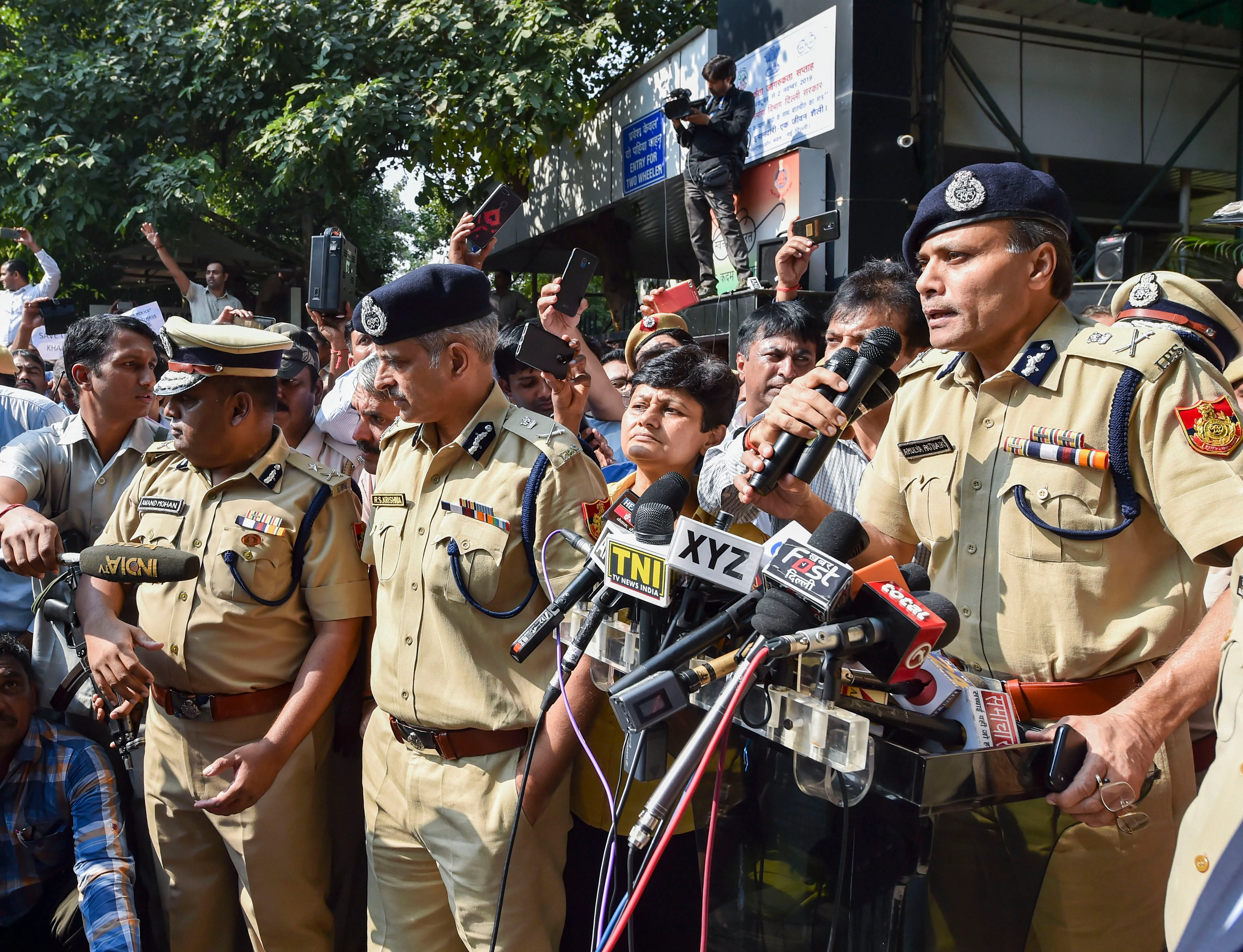 Delhi Police Commissioner Amulya Patnaik addresses his colleagues (Source: PTI)